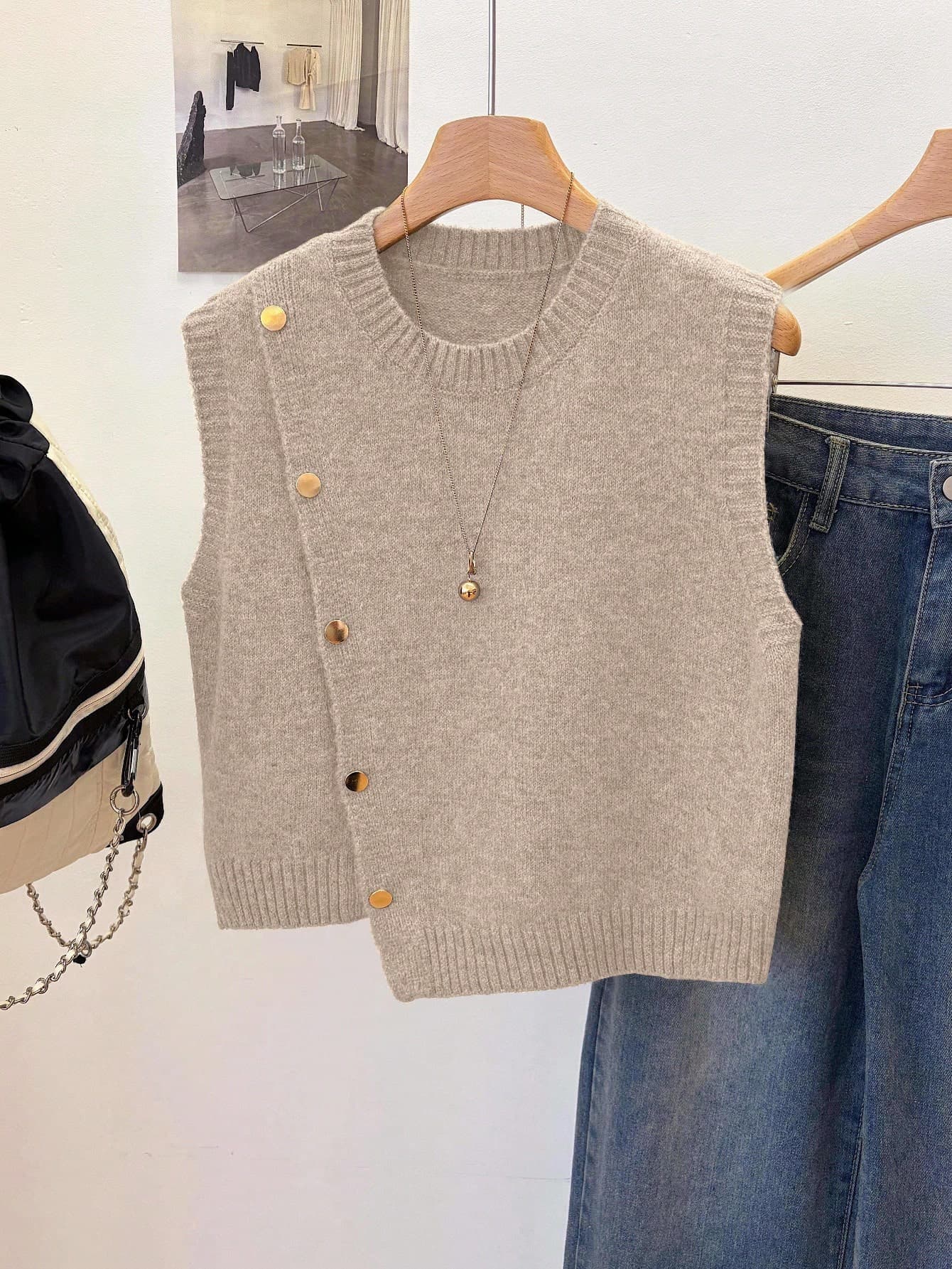 1pc Solid Color Cropped Round Neck Asymmetrical Button Design Fashion Layering Sleeveless Knit Vest Tank Top Summer