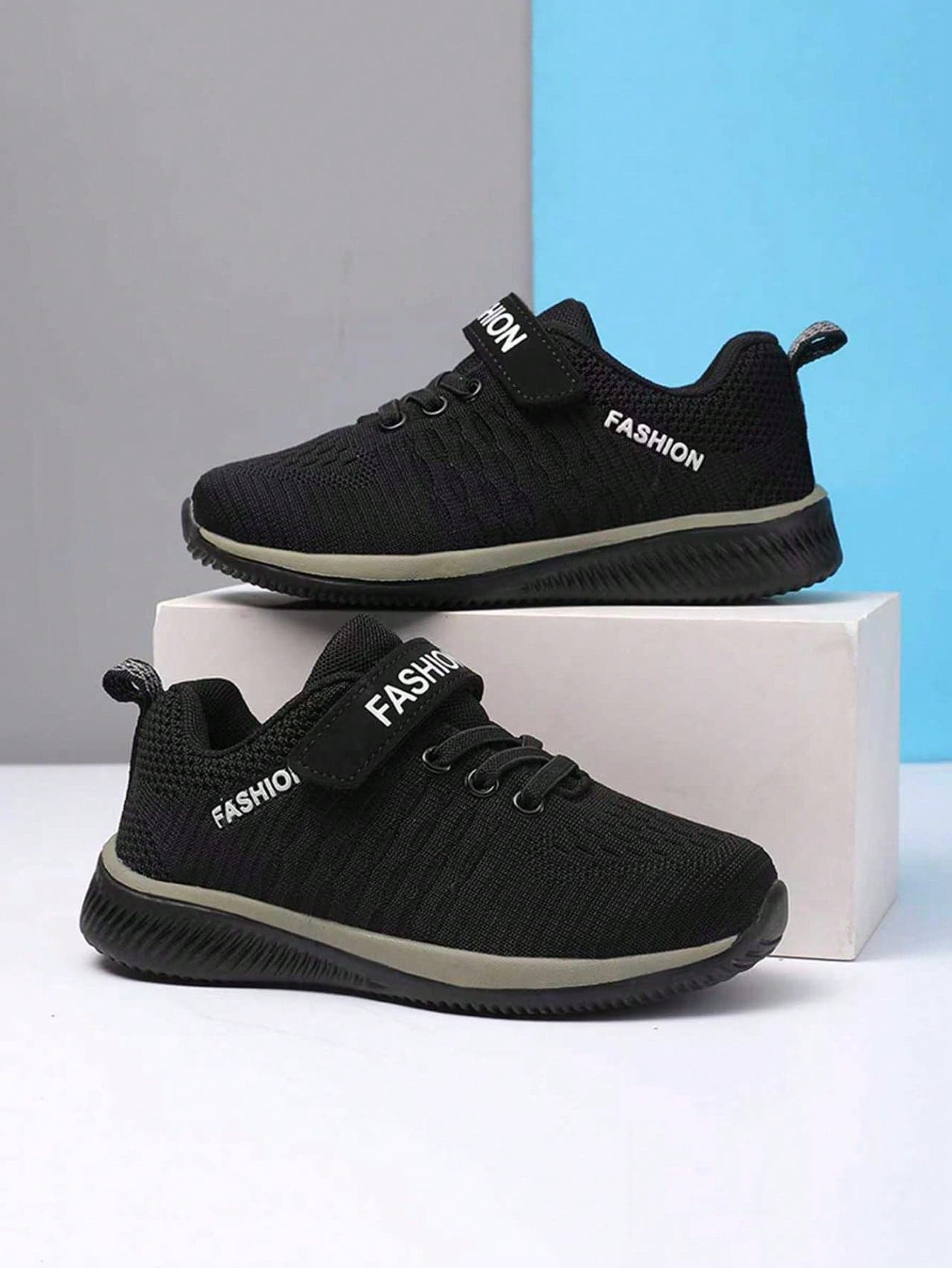 A Pair Of Children's Low Cut Outdoor Sports Shoes With A Breathable Upper, Anti Slip EVA Sole, Adjustable Buckle Closure, Suitable For Daily Wear.