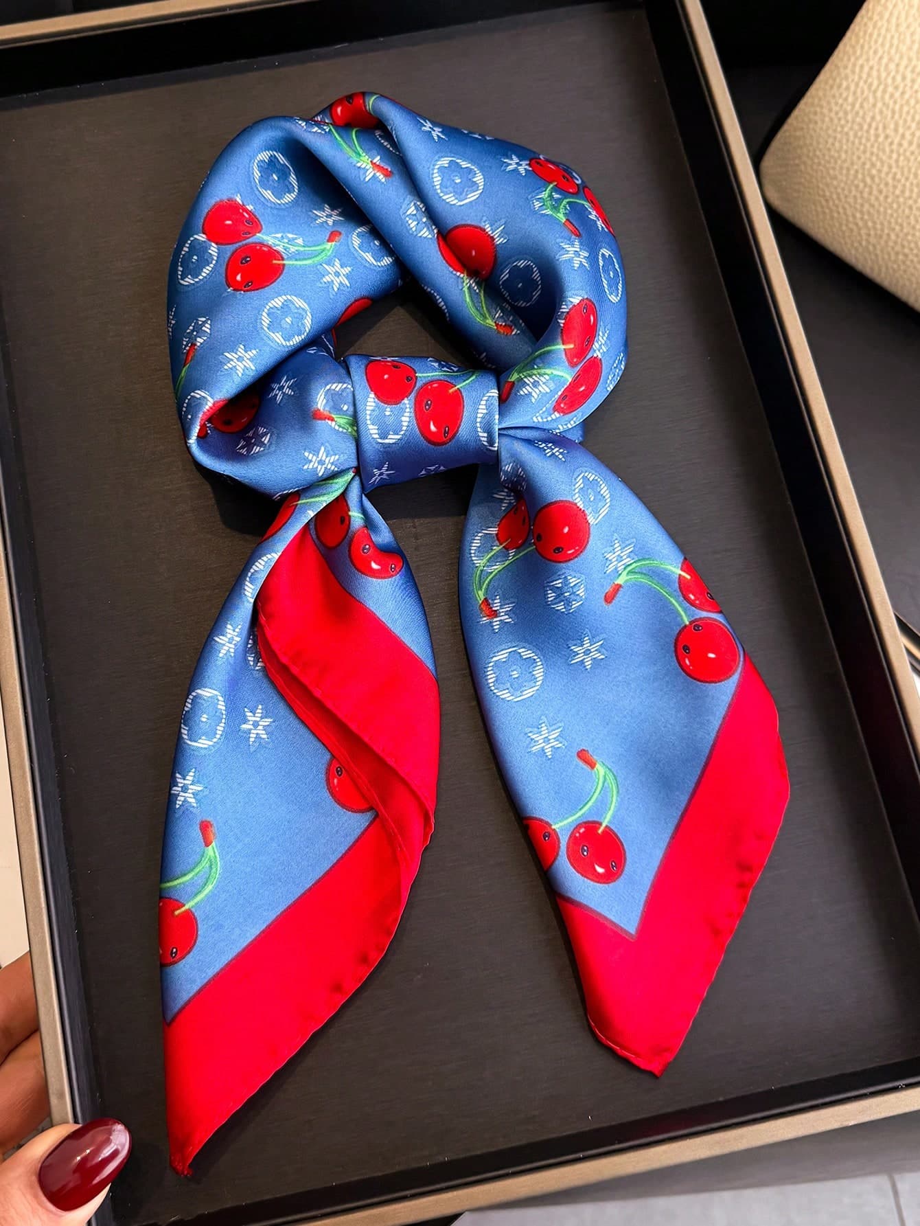 1pc Women's Elegant Vintage Printed Slim Satin Square Faux Silk Scarf, Bohemian Style Women's Neck Scarf, Shawl, Lightweight Comfortable Women's Square Scarf