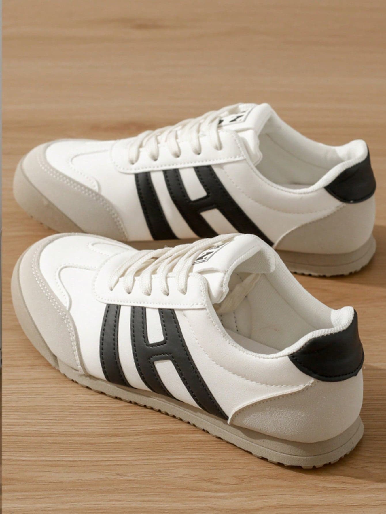 1 Pair Women's Casual Flat Sneakers, Round Toe Lace-Up Outdoor Versatile Lightweight Trainers, Suitable For Spring/Autumn, Easy To Clean, Comfortable Flat Casual Shoes, Contrast Color Sports Leisure Shoes, Retro Style Vulcanized Shoes, Fashionable All-Season