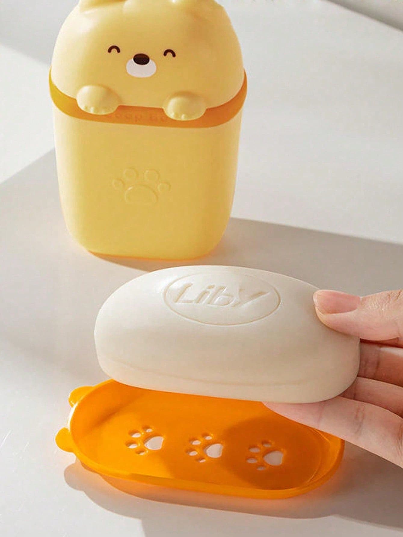 2/1 Cute Cartoon Travel Soap Dish, With Adorable Bear Exterior, Bottom Drainage Hole Design To Prevent Soap From Dissolving In Water, Small Compact Plastic Material, Easy To Carry