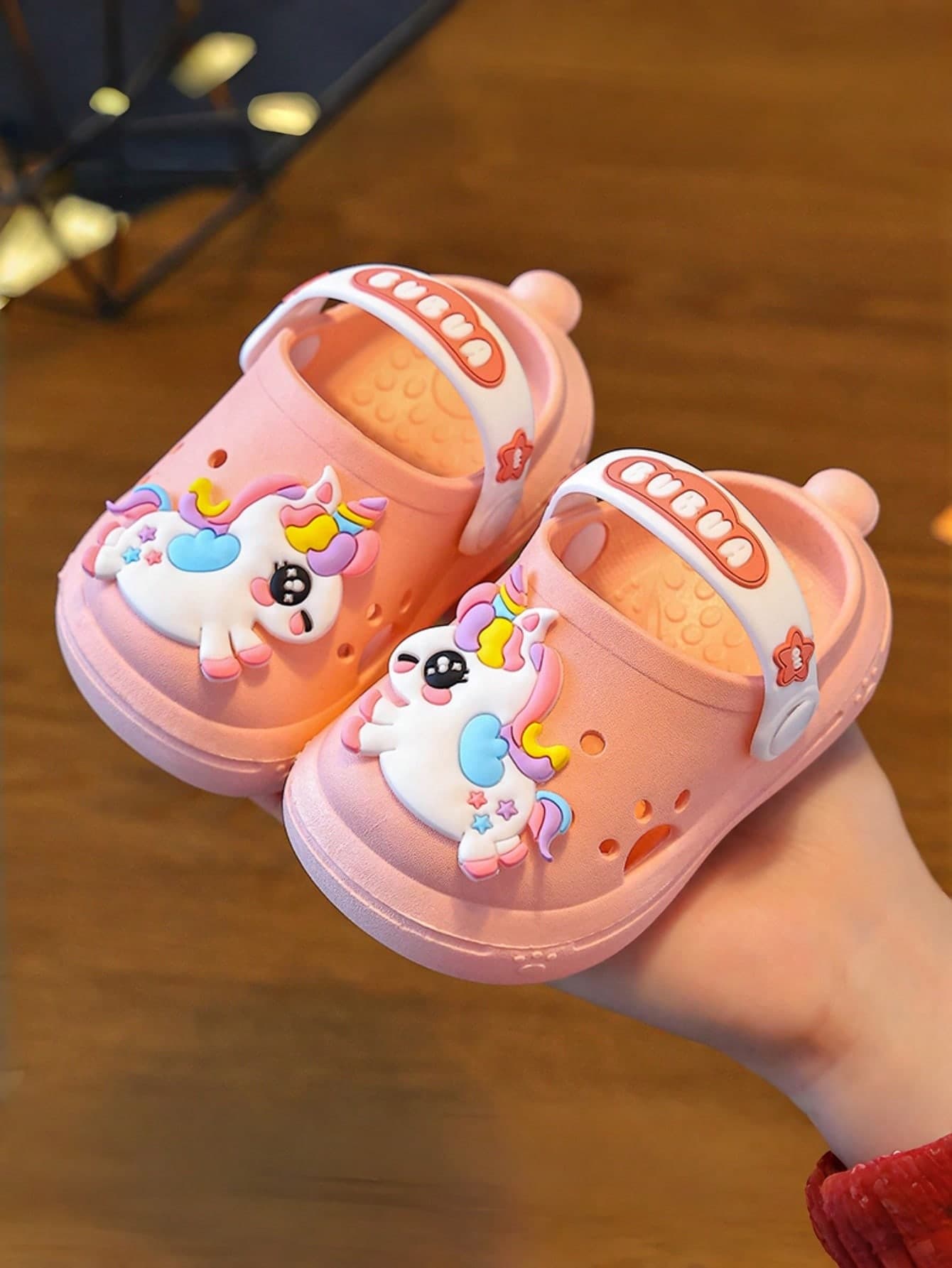 A Pair Of Cute Cartoon Designed Hole Slippers, Comfortable And Lightweight In Summer, Non Slip Rainbow Horse Hole Slippers, Non Slip, Odor Proof, Breathable And Slippers, Suitable For Children's Bathroom Bathing, Outdoor Beach Water Play, Travel And Vacation Essential