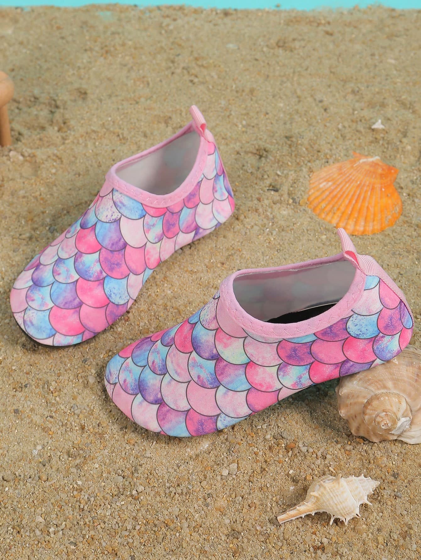 1 Pair Girls Fish Scale Pattern Water Shoes, Soft Bottom Snorkeling Shoes Breathable Barefoot Shoes, Suitable For Beach Wading And Toddling, Suitable For Beach, Surfing And Water Park | Lightweight Swimming Shoes Non-Slip Diving Shoes Soft Bottom | CE Certified, Sizes Range From Toddler To Teen 22-35