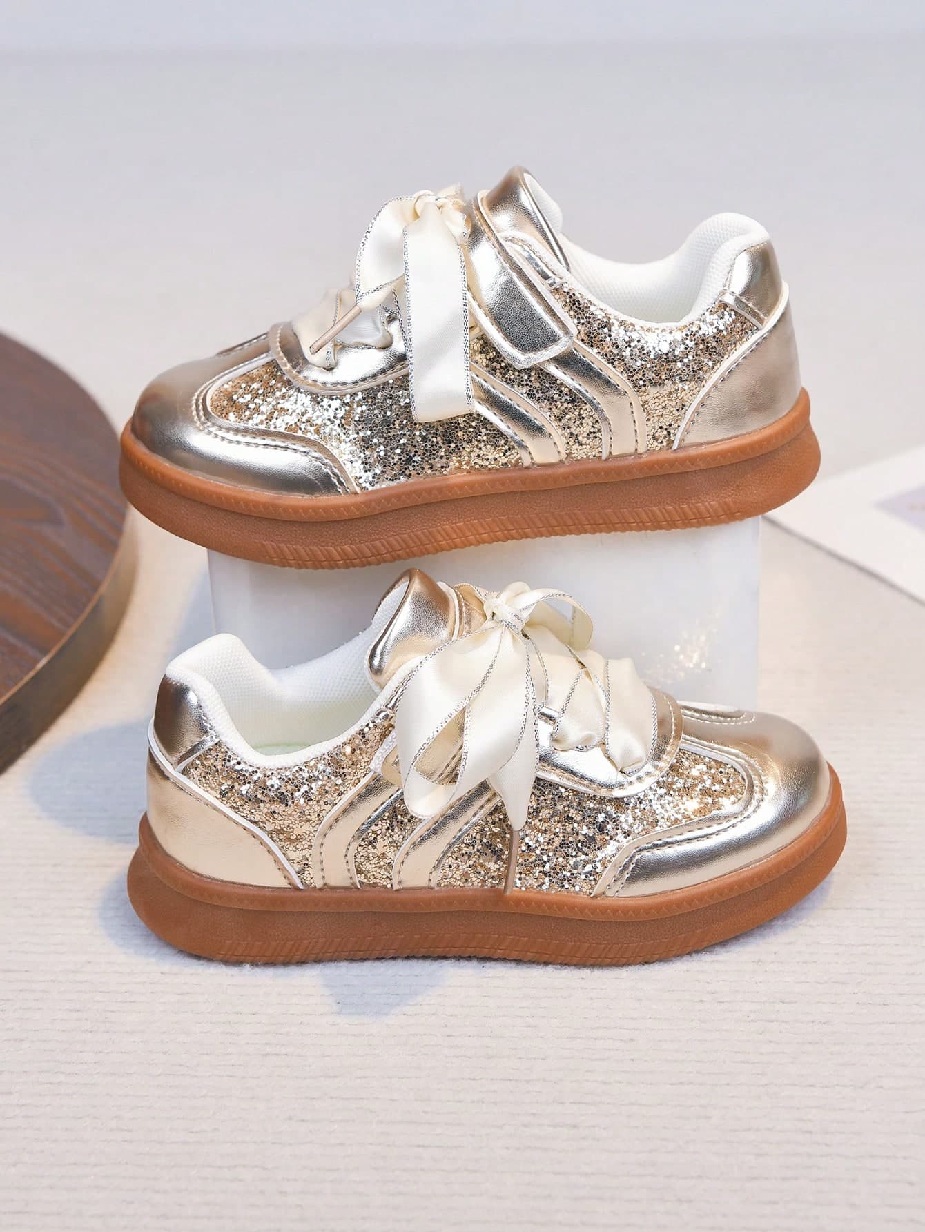 1 Pair Girls' Casual Sports Shoes, Skateboard Shoes, Hook And Loop Lace Closure, Glitter Decor, Multifunctional Fashion Footwear