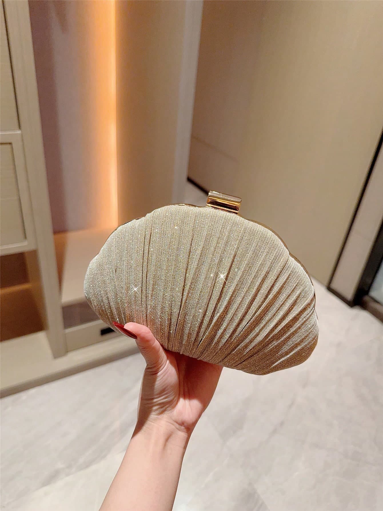 Moonlit Eve Bag, 1 Piece Gold Color Pleated Design With Shiny Thread Shell-Shaped Women's Clutch Purse, Perfect For Dresses, Birthdays, Graduations, Ideal For Parties, Weddings, Galas And Formal Events, Matches Well With Wedding Gowns, Formal Attire, Graduation Dresses, Birthday Outfits And Women's Party Wear.