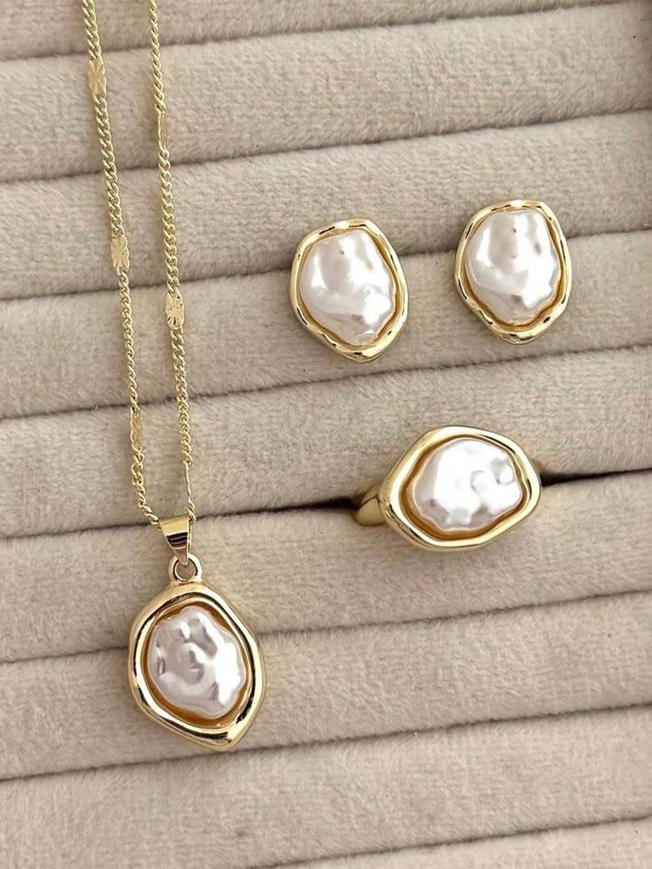 4pcs Fashionable Rayqueen Asymmetrical Baroque Pearl Earrings, Ring, Pendant Necklace Jewelry Set, Suitable For Daily Wear, Party, Commuting, Banquet, Gift For Friends, Besties, Mom