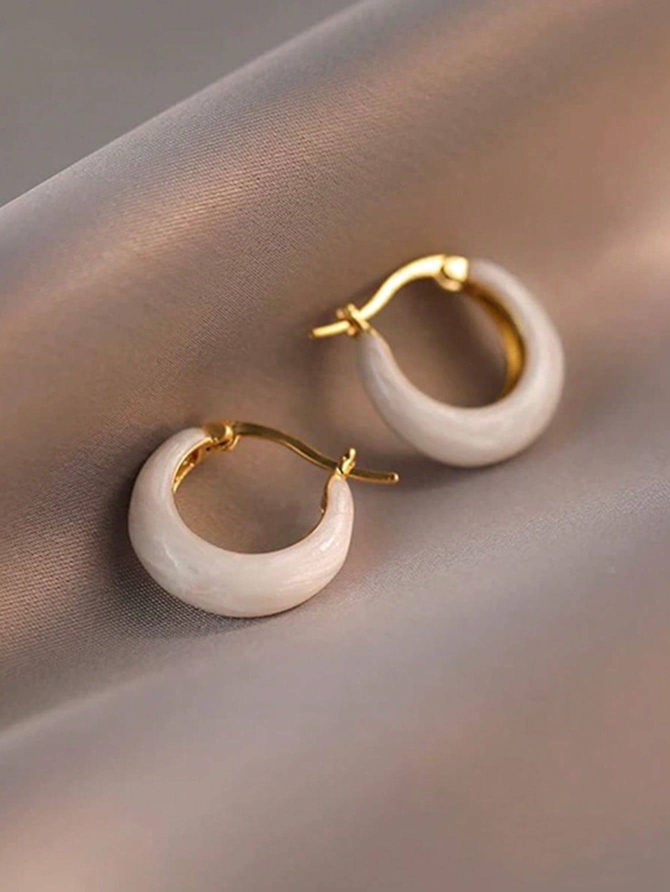 1 Pair French Minimalist White Oil Drop Geometric Hoop Earrings, Suitable For Women's Daily Casual Wear