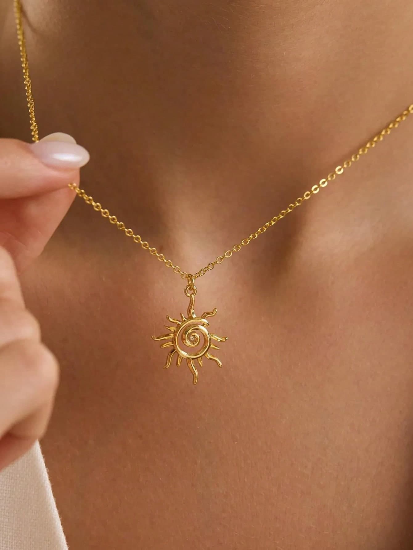 1pc Minimalist Stainless Steel Sun Pendant Necklace, Gold Spiral Pendant Necklace, Jewelry Gift For Women, Summer Vacation