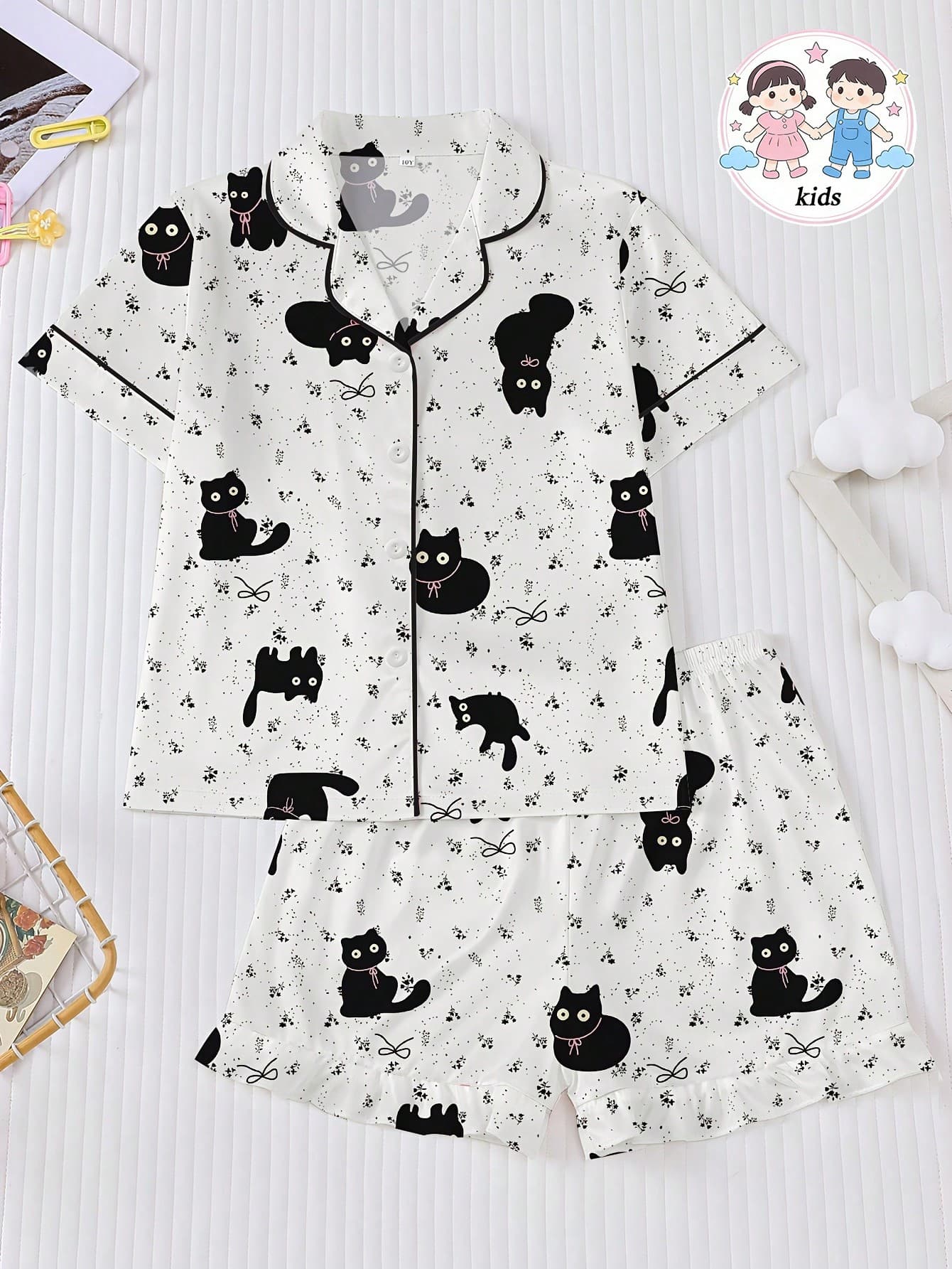 Kids Casual Pajama Set, Soft & Skin-Friendly Cute Black Cat Print, Children New Style Lapel Cardigan Short Sleeve Top And Loose Elastic Waist Ruffle Hem Shorts Homewear Set, All-Over Black Kitten & Bow Pattern, Suitable For Kids & Teens Daily Wear