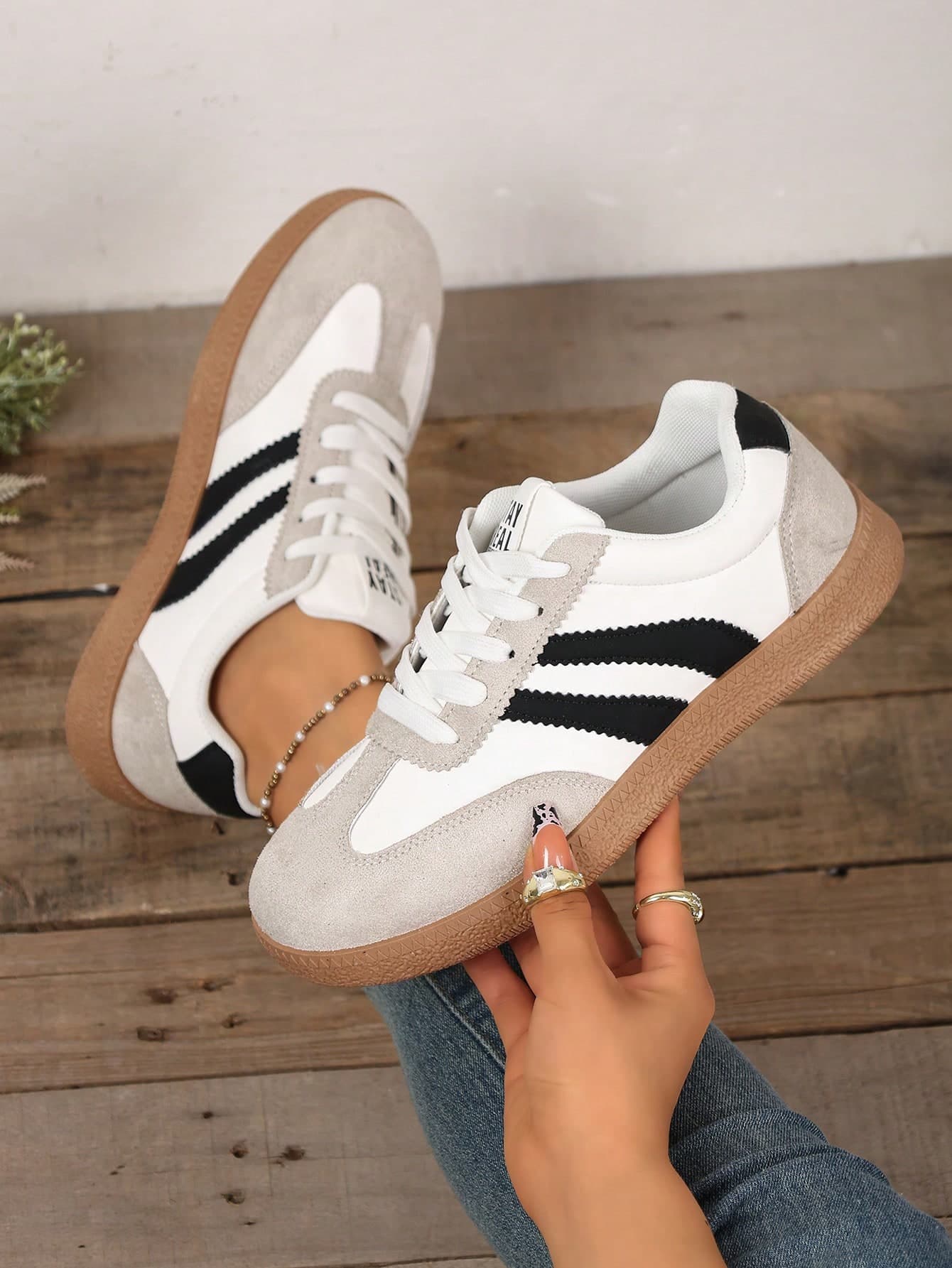 2026 New Women's Retro Striped Lace-Up Sneakers, Casual Color Block Low-Top Training Shoes, Comfortable Flat Gum Sole Sports Shoes For Daily Wear