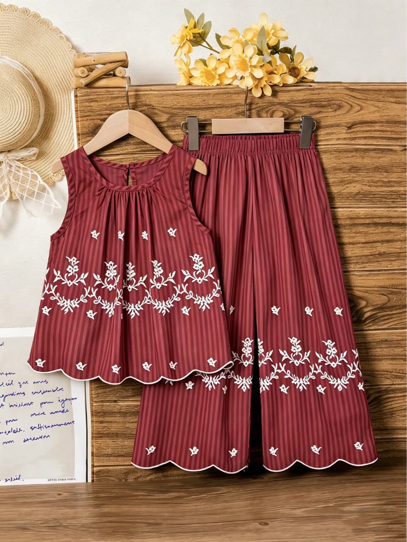 Toddler Girls' Retro Striped Print Sleeveless Set. Retro Striped Pattern With Exquisite Embroidered Hem, Sleeveless Top + Wide-Leg Pants, Comfortable And Stylish, Suitable For Daily Outings, Vacations, Family Gatherings, A Great Choice To Create An Elegant Look For Young GirlSpring/Summer.