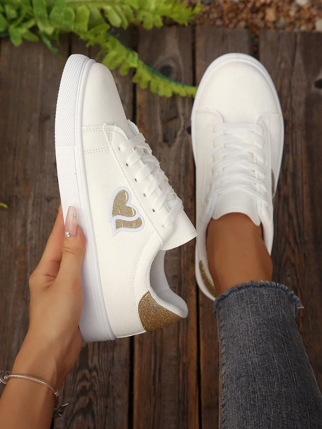 1 Pair Women's Casual Lace-Up Heart Pattern PU Low-Top Outdoor Sports Skateboard Shoes