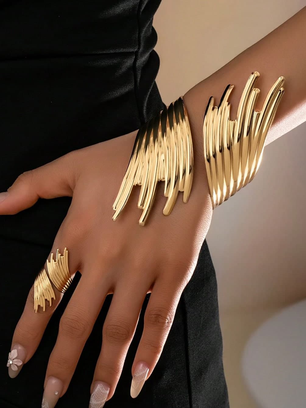 2pcs/Set European And American Fashion Personalized Textured Wing Bracelet And Ring Set, Suitable For Women's Daily Or Streetwear