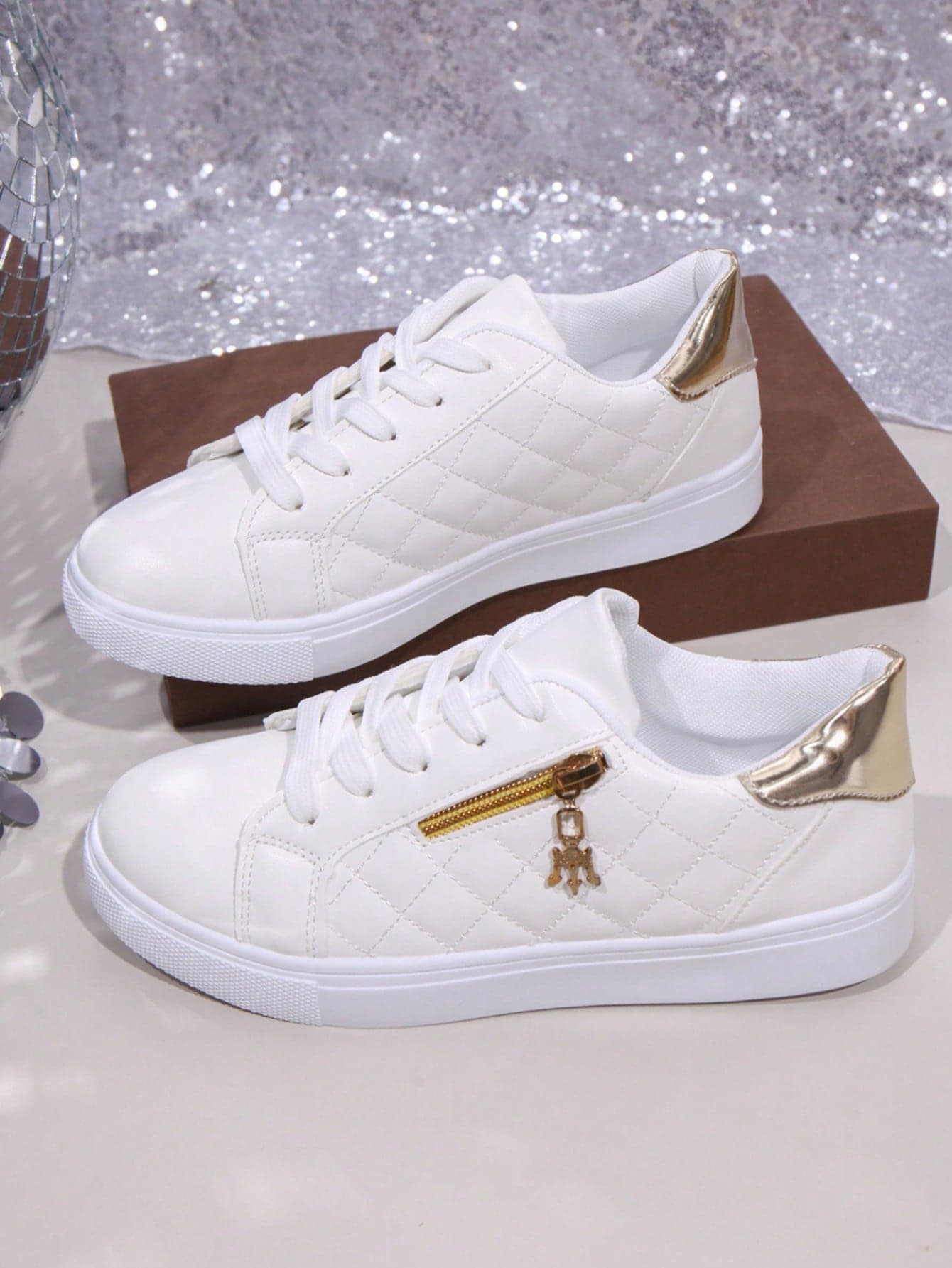Women's Sporty Durable Flat Sneakers, Front Lace-Up Heart Pattern Outdoor Sports Skateboard Shoes, Low-Top Lightweight Comfortable Casual Athletic Shoes