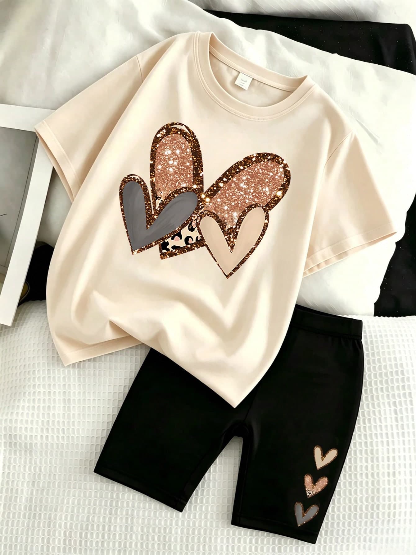 Tween Girls' Summer Set, Beige Short Sleeve T-Shirt Paired With Black Sports Shorts, Heart-Shaped Glitter Print Design, Loose Casual Versatile, Suitable For Daily Wear And School