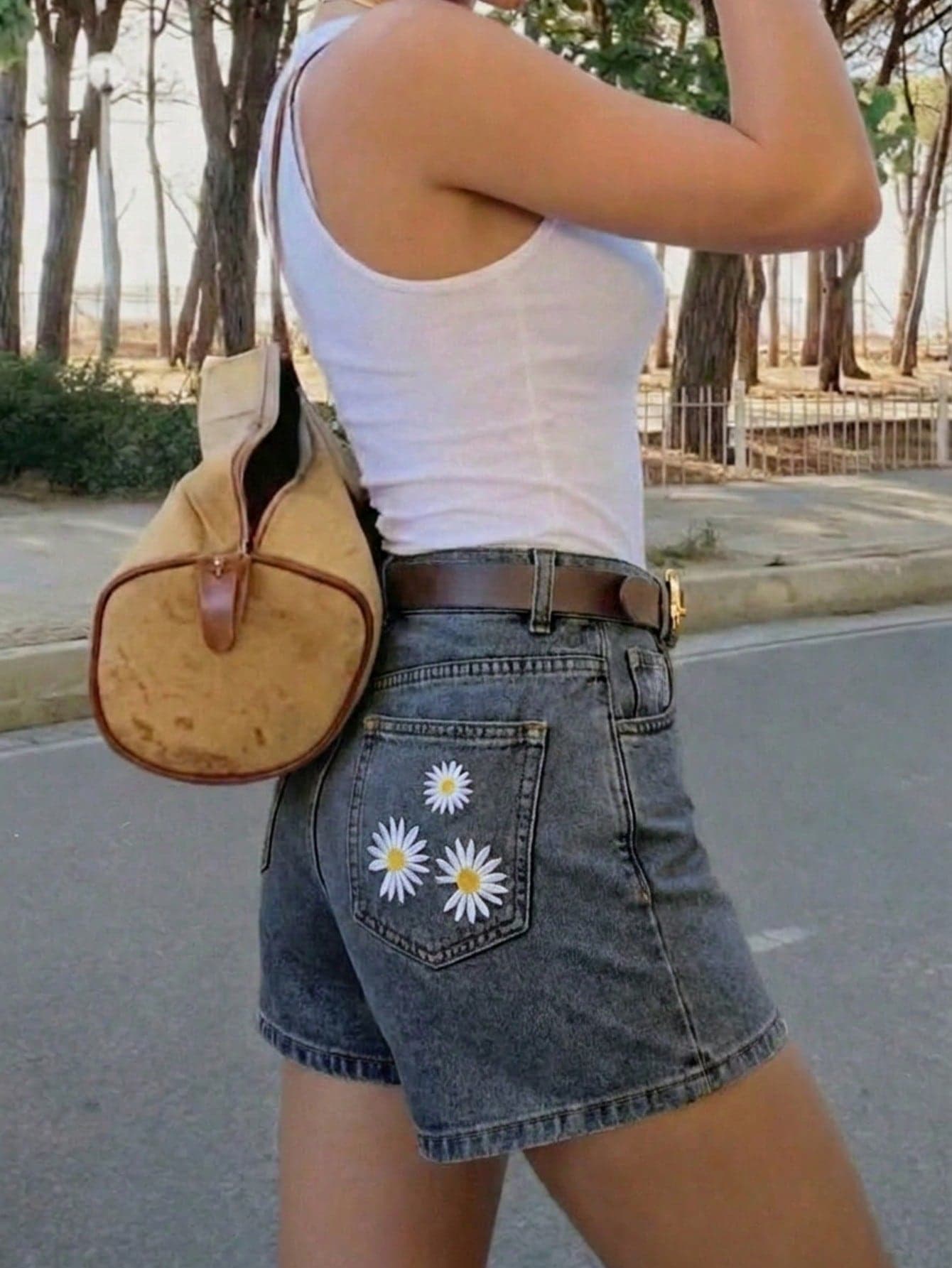 Women's Casual Daisy Embroidered Washed Denim Shorts, Suitable For Summer Wear