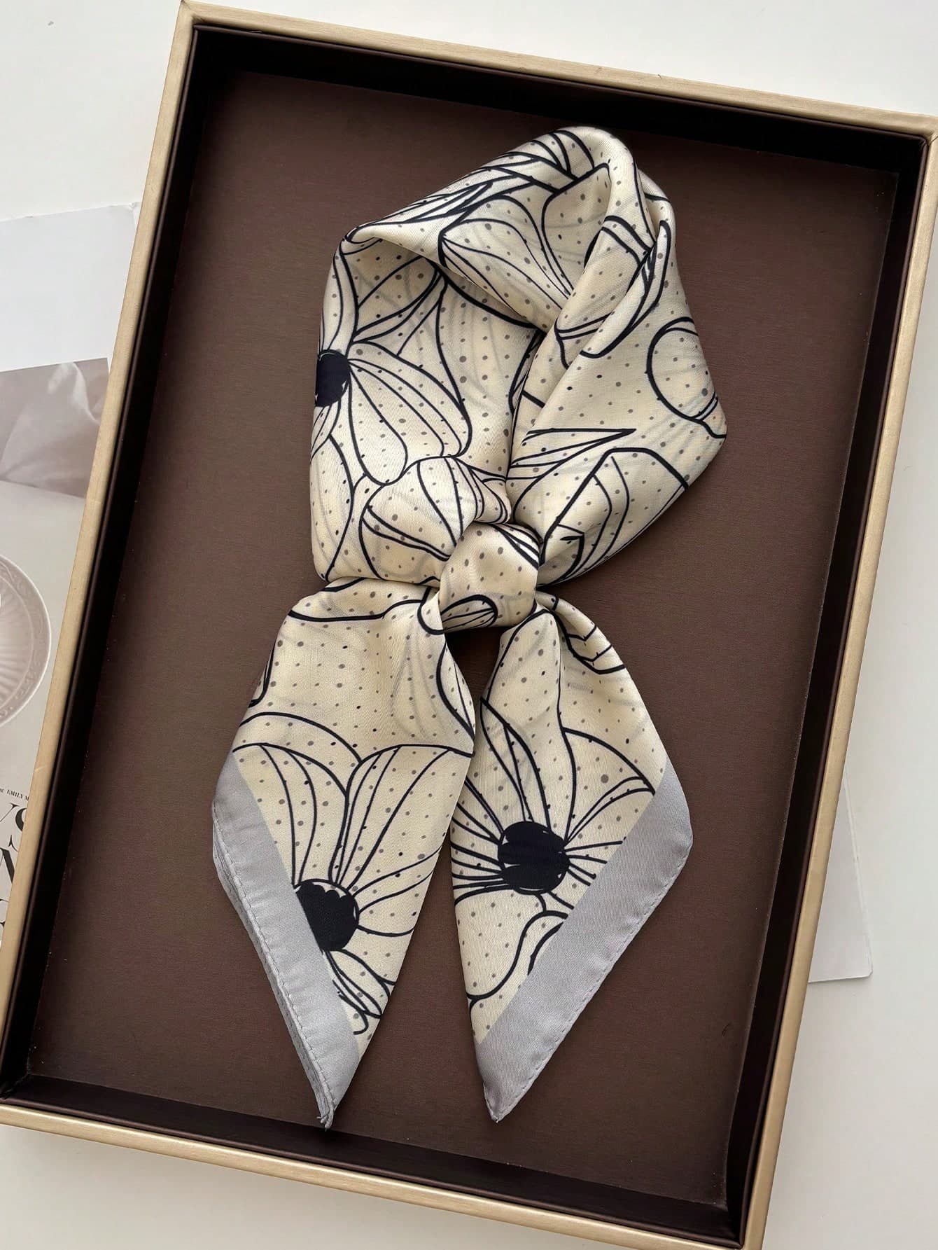 1pc New 2026 French Vintage Casual Romantic Women's Faux Silk Printed Square Scarf, Headscarf, Waist Scarf, Neck Scarf, Shawl, Sun Protection Neck Cover, Soft And Breathable, Suitable For Outings, Dates, Holiday Parties, Street Dance, Beach Photos, Live Streaming Outfit Matching