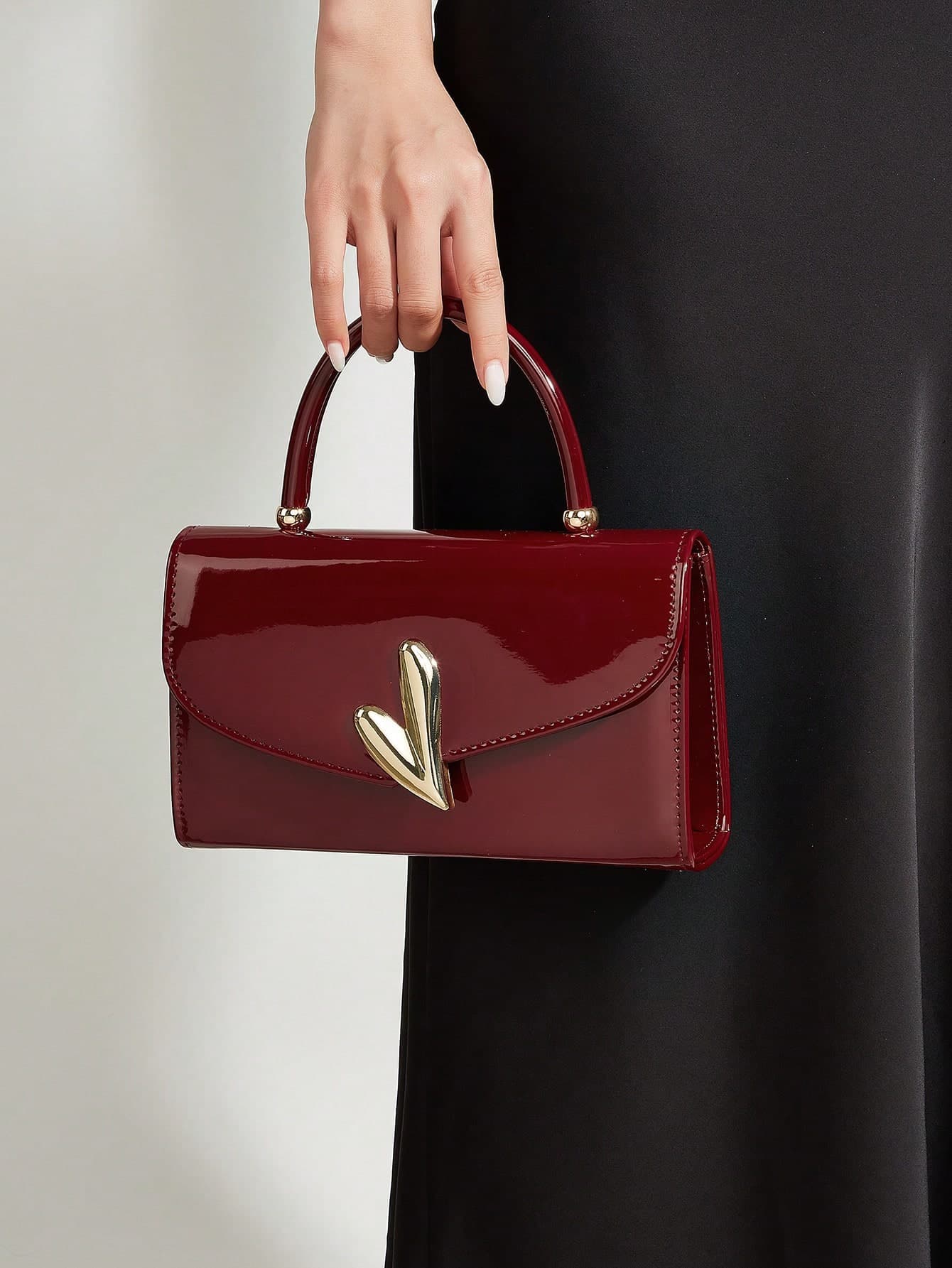 This Charming And Understated Luxury Solid Color Mirror PU Leather Clutch Is Lightweight And Portable, Making It An Ideal Choice For Teenagers, Women, College Students, New Professionals And White-Collar Workers For Business, Commuting, Parties, Weddings, Balls, And Evening Events.