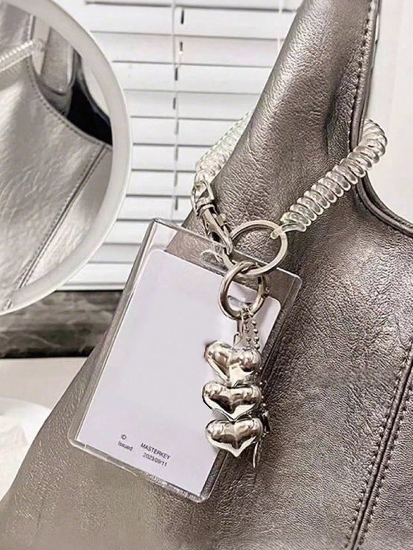 Unisex Acrylic Heart-Shaped Card Holder, Ins-Style Silver Heart Keychain, Transparent Card Case, Delicate Phone Case Pendant, Minimalist Design, Can Store Small Cards, Bus Cards, Bank Cards, Metro Cards, Portable And Adjustable Card Holder Pendant Keychain, Suitable For Office Workers And Students, Perfect Gift (Cards Not Included)