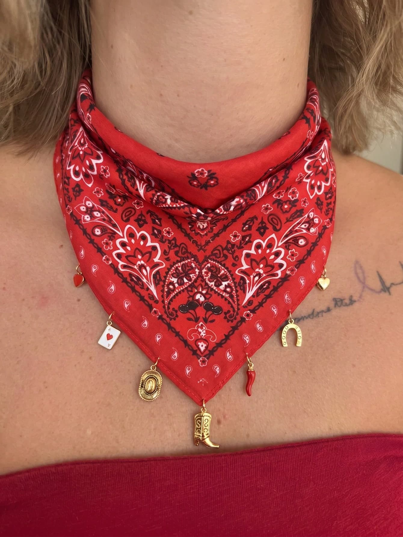 1pc Western Women's Fashion Bohemian Paisley Print Bandana Square Scarf, With Heart Horseshoe Chili Pepper Boots Western Hat Pendant Decoration, Suitable For Daily Versatile Wear