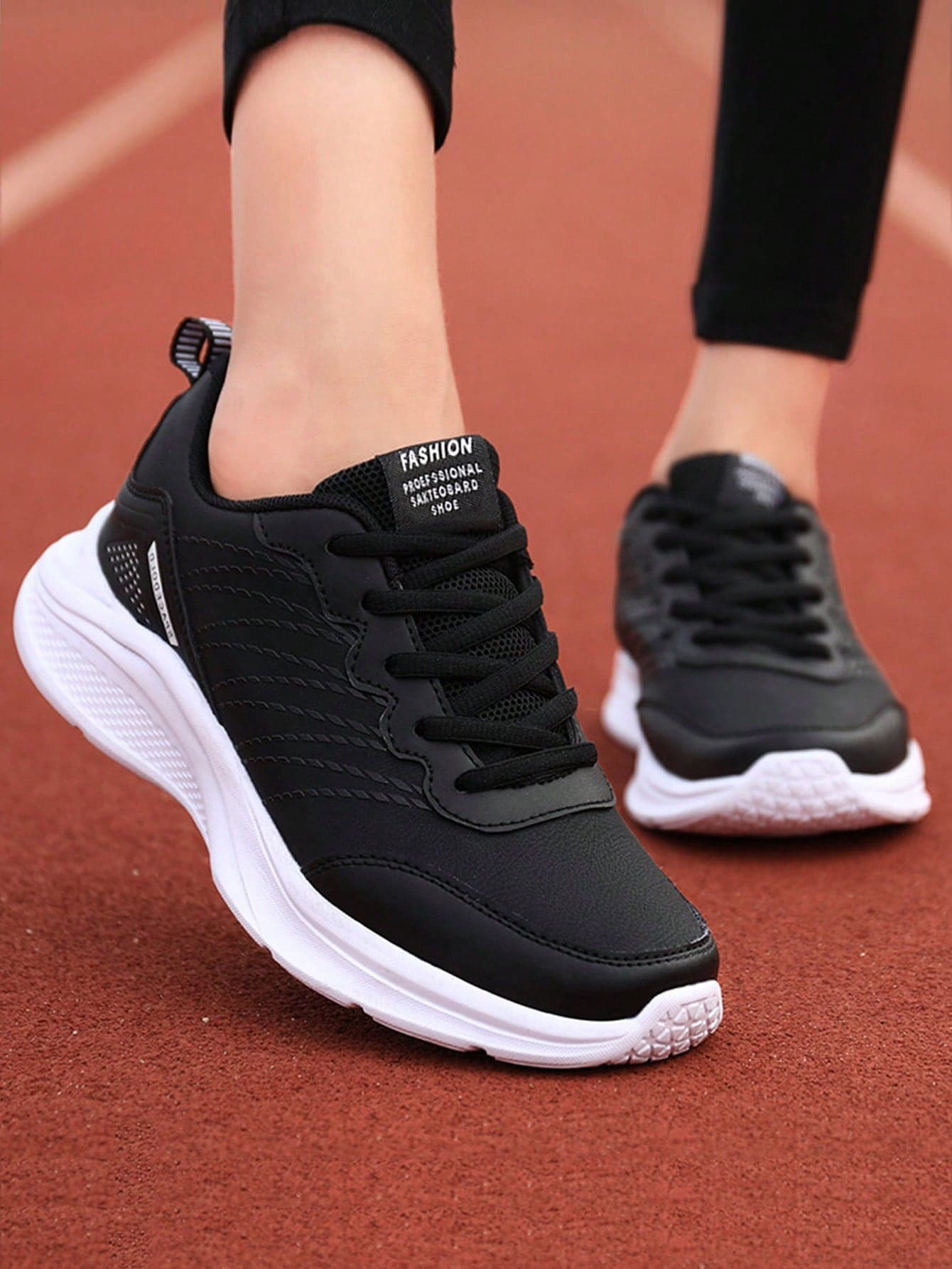[Half Size Small]Double Star Solid Color Sports Shoes 2026 Spring/Summer New Women's White British Style Lace-Up Sneakers, Round Toe Low-Top Thick Sole Non-Slip Shoes, Fashionable Breathable Thick Sole Student Shoes