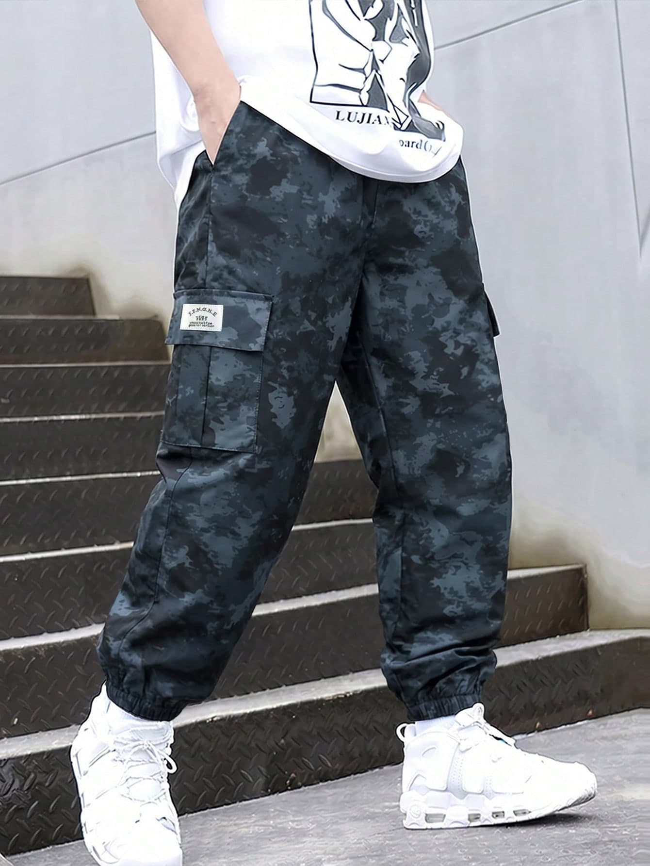 Tween Boys' Spring/Autumn Black & Grey Gradient Camouflage Cargo Joggers, Streetwear Loose Long Pants, Dark Camo Print + Side Patch Label, Suitable For School / Outings, Handsome Versatile Casual Pants