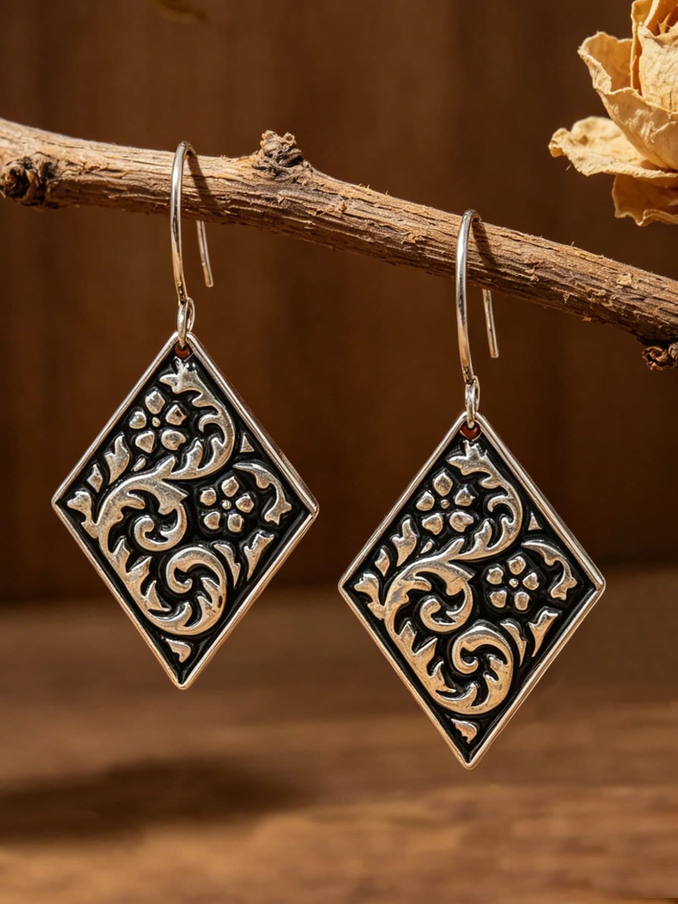 1 Pair Vintage Rhombus Embossed Floral Earrings, Carved Geometric Dangle Earrings, Retro Court Style Ear Jewelry