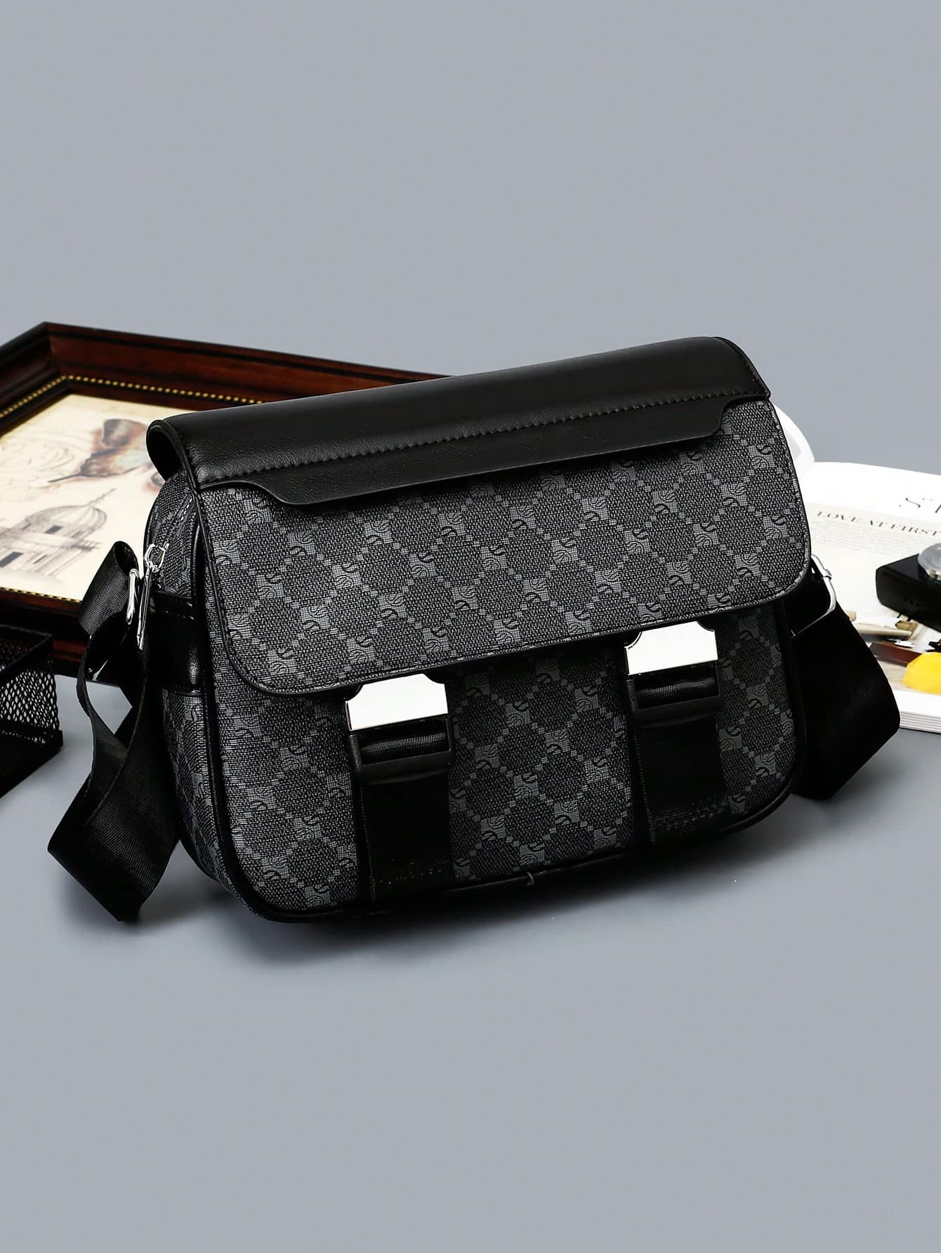 1pc Black And Brown Printed Body, Men's Flap Metal Lock Closure New Crossbody Messenger Bag, PU Material Waterproof Wear-Resistant Large Capacity Shoulder Bag Outdoor Premium Fashion Casual Cycling Shopping Backpack