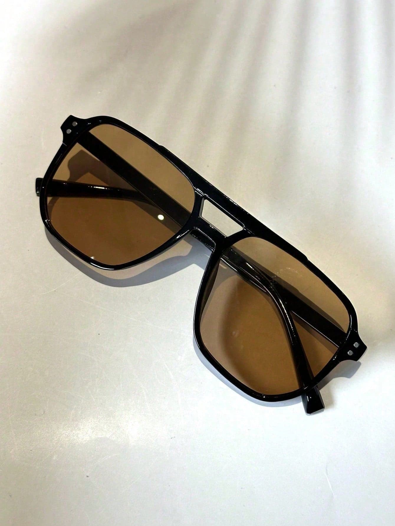 1 Pair Men's Square Fashion Glasses, Retro Classic Design, Lightweight And Comfortable. Black Frame With Brown Lenses, Suitable For Travel, Vacation, Daily Wear, Beach And Outdoor Activities. Essential Glasses For Summer Beach Vacation And Outdoor Travel.