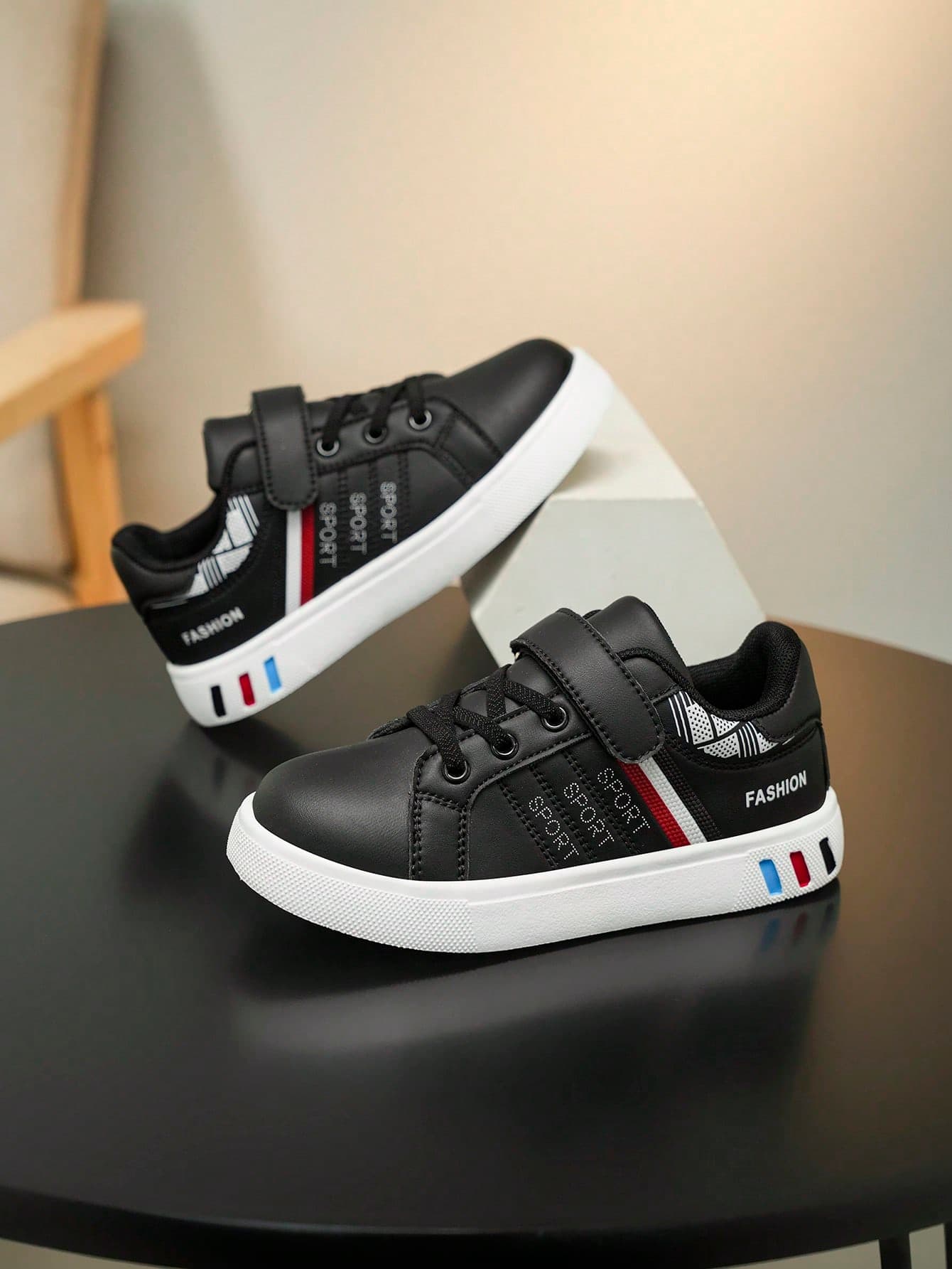 Children's Sports Shoes/Skateboard Shoes/Indoor/Outdoor Casual Sports Shoes, Low-Top Design, Hook And Loop Closure, Easy To Put On And Take Off, Lightweight And Breathable, Elastic And Soft, Shock-Absorbing And Quick-Drying, Patchwork Design