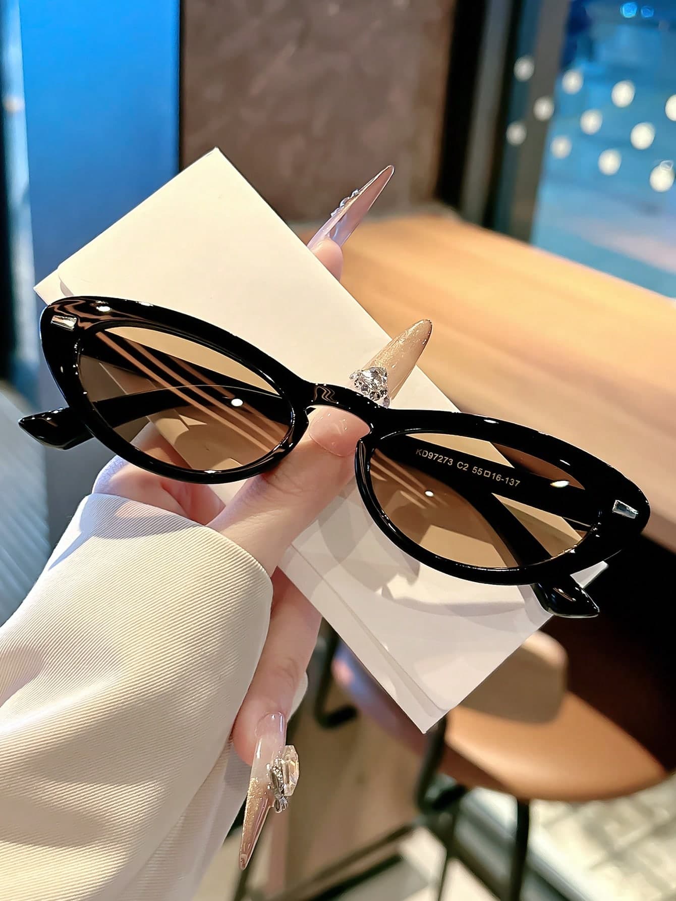 1 Pair Small Frame Cat Eye Sunglasses For Women, Niche Design Atmosphere-Enhancing Slimming Sunglasses, Street Style Travel Daily Outfit Versatile Fashion Sun Protection Glasses