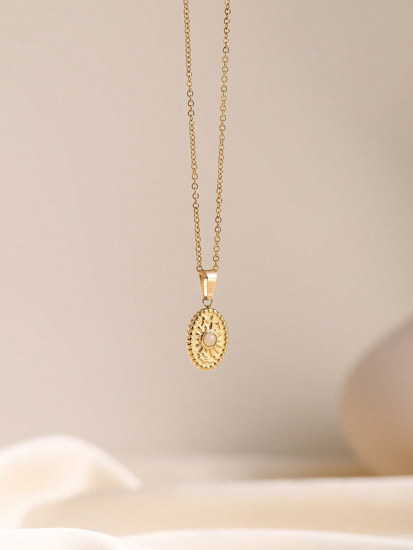 1pc Niche Vintage Stainless Steel 18K Gold Plated Oval Sun White Stone Pendant Necklace, Hypoallergenic Minimalist Versatile Commuter Collarbone Chain For Women