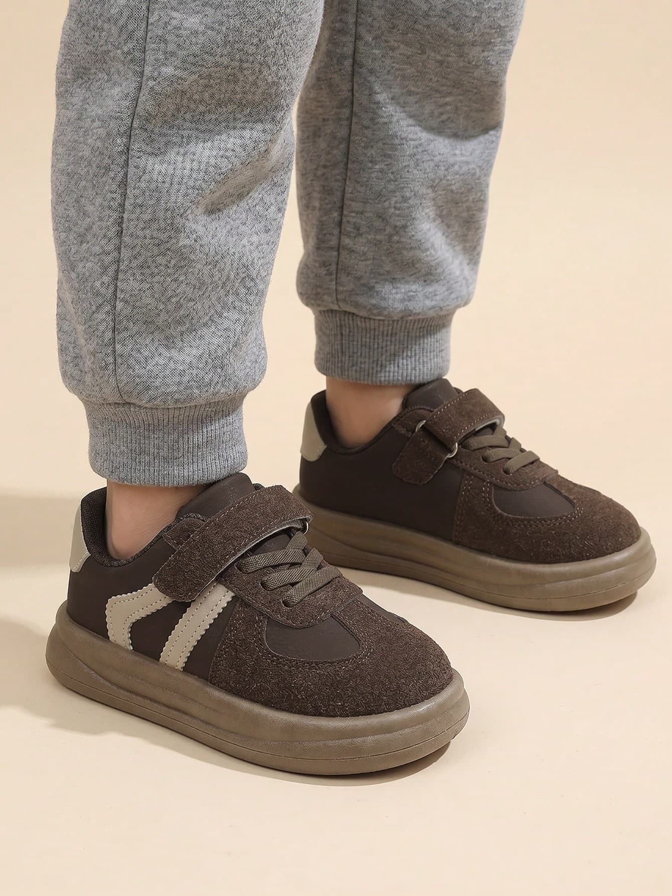 1 Pair New Fashion Kids Vintage German Training Style Shoes, Brown & Beige Contrast Color Casual Sports Sneakers, Unisex Boys & Girls, Classic Versatile Hook & Loop Strap Board Shoes, Suitable For School, Daily Wear, Shopping, Walking, Matching Outfits