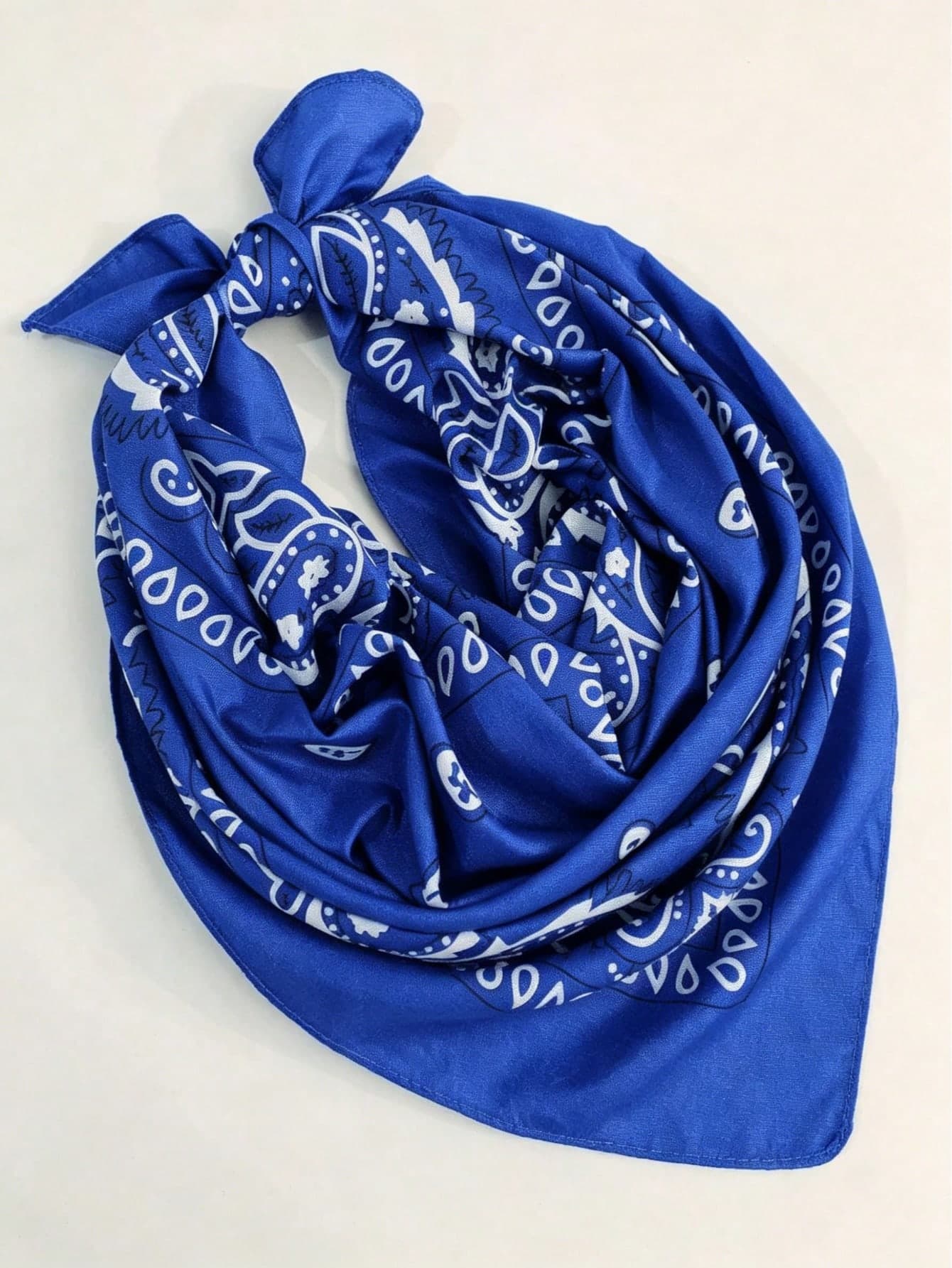 A Stylish Paisley Headscarf For Women, Perfect For Embellishing Outfits, As A Headband, Or Hair Tie, Making It An Ideal Choice For Creating A Fashionable Look.