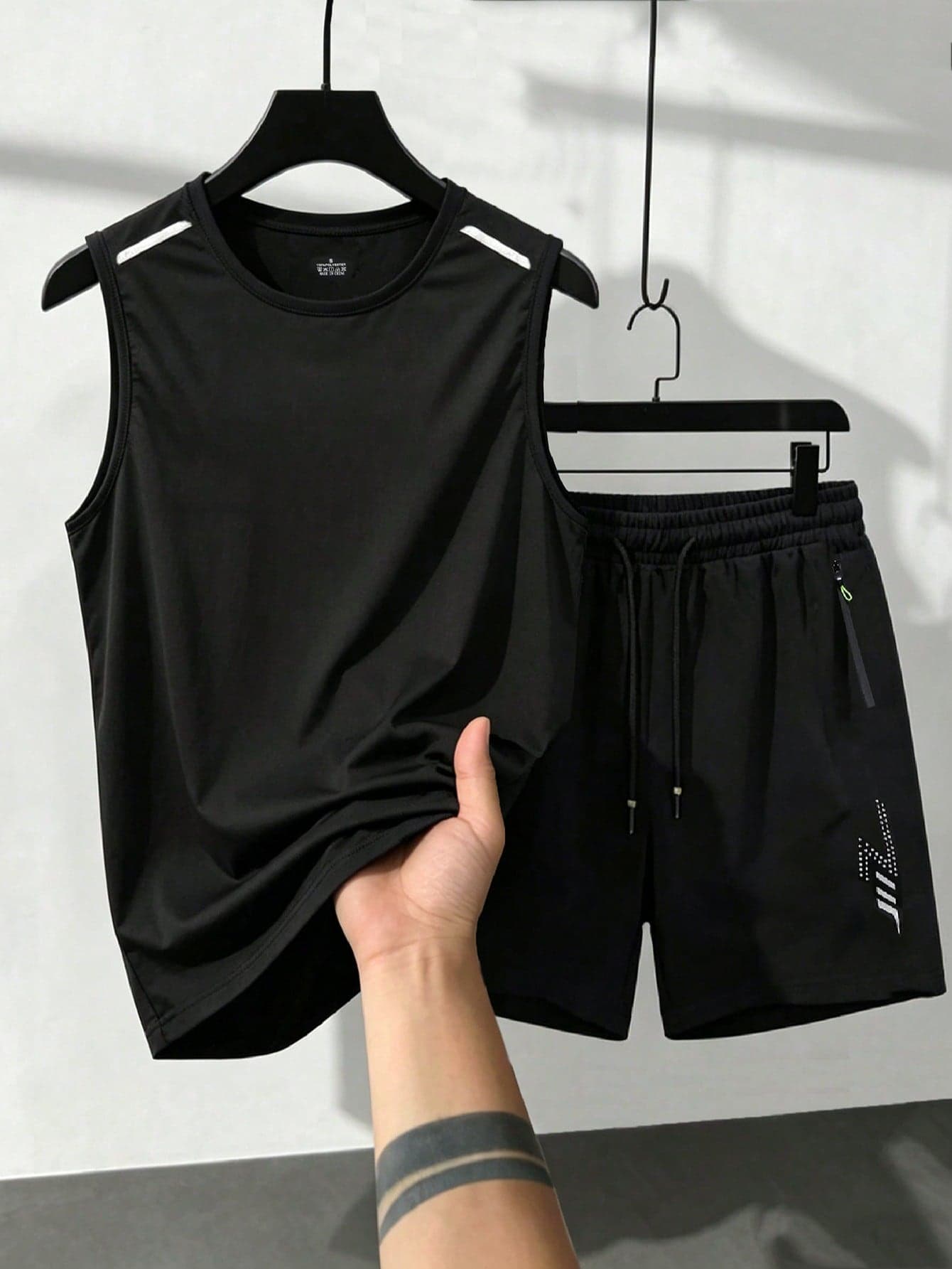 Men's Summer New Platform Hot-Selling 2-Piece Set, Pure Black Crew Neck Sleeveless Tank Top With White Reflective Side Stripe Print Decoration, Mesh Texture Solid Color Fabric, Casual Outfit
