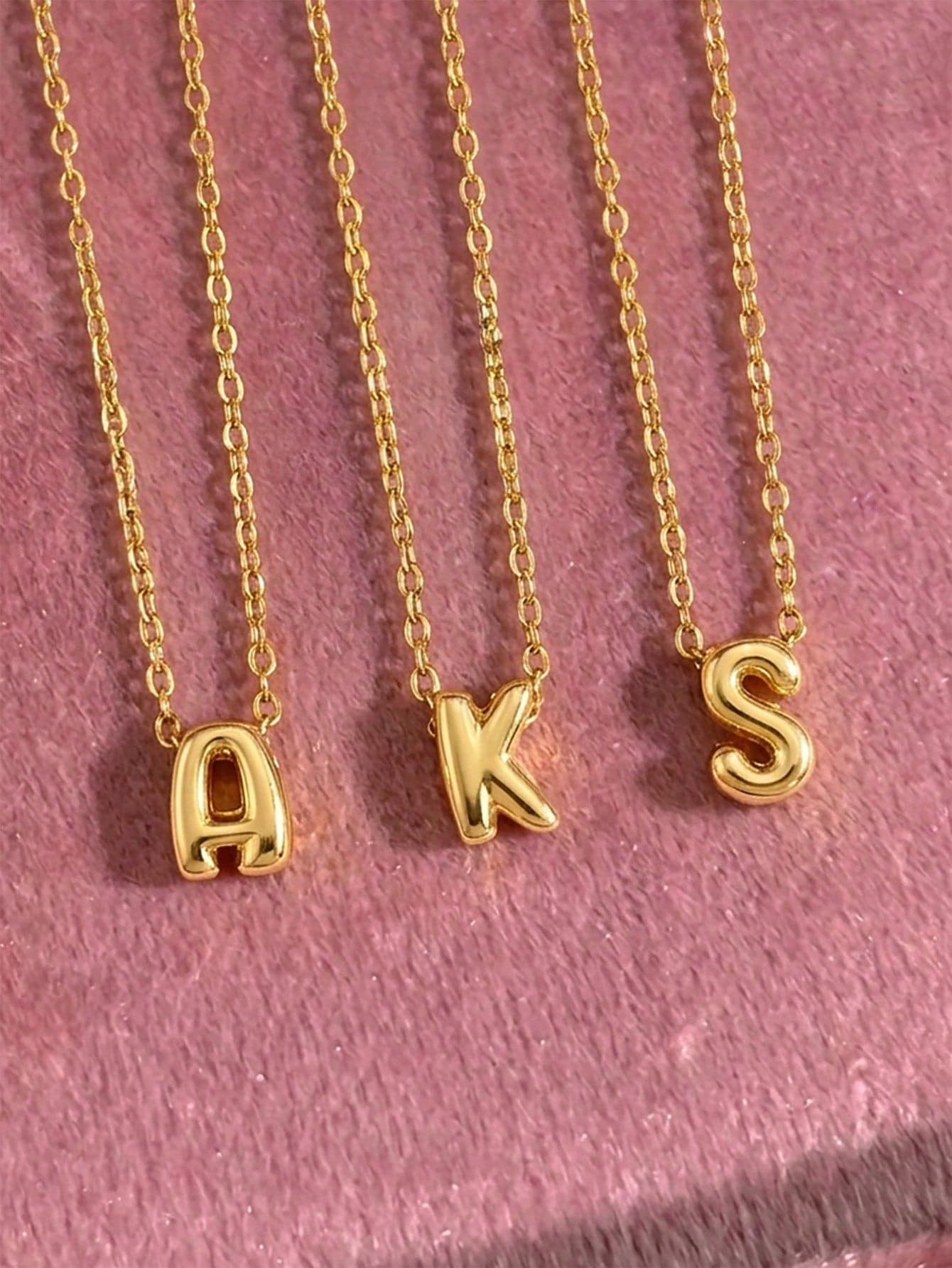 1pc Minimalist Delicate Mini Cute 26 Letter Pendant Gold Stainless Steel Layerable Necklace, Collarbone Necklace, Customizable A To Z Name Letter For Women And Men, Suitable For Women And Girls Fashion Party, Holiday, Date, Christmas, Valentine's Day, New Year And Other Occasions, Ideal Gift For Girls, Family, Birthday