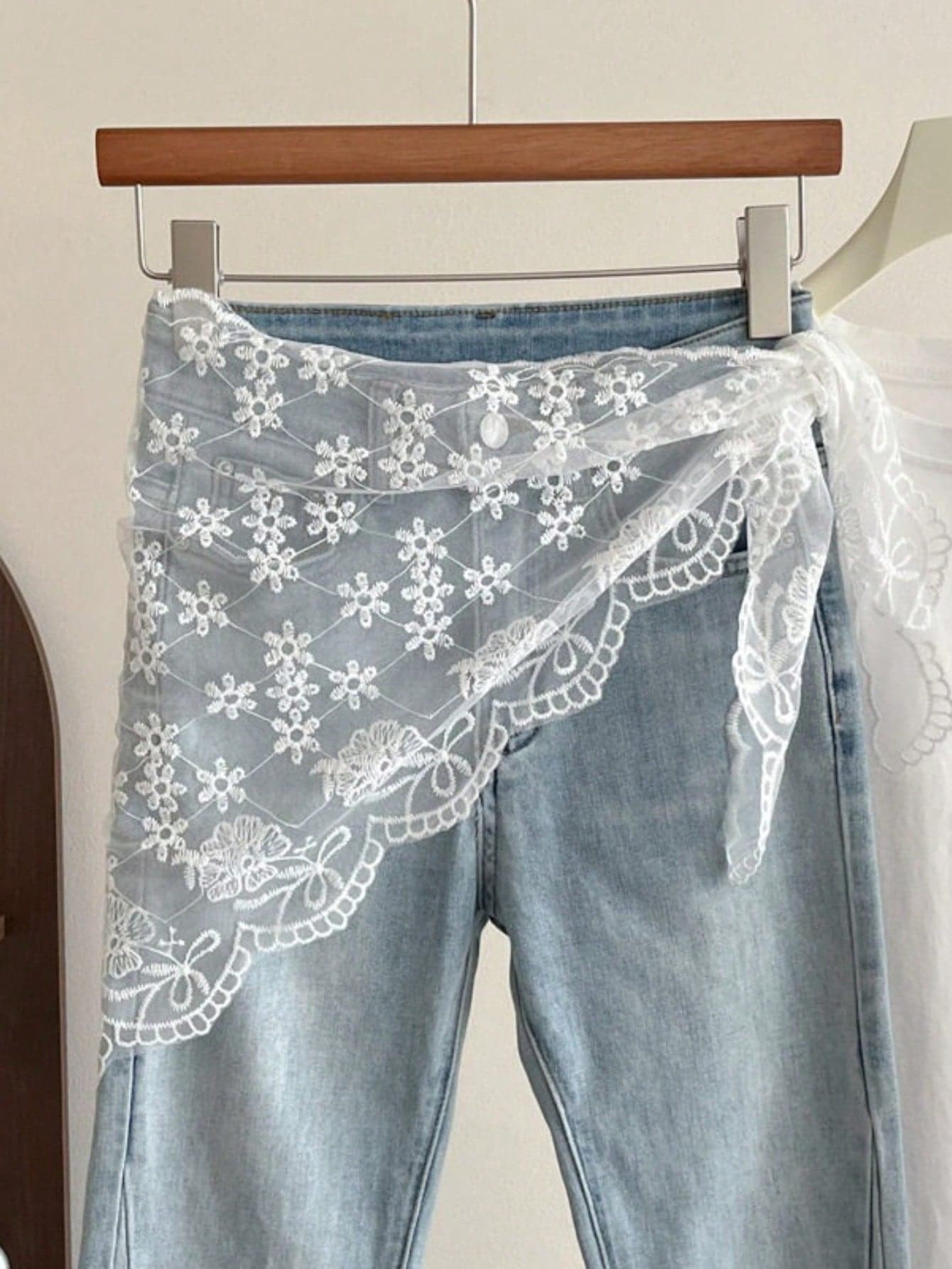 1pc White New Triangle Scarf For Women, High-End Waist Accessory, Can Be Paired With Jeans And Skirts For Layering, Suitable For Multiple Occasions