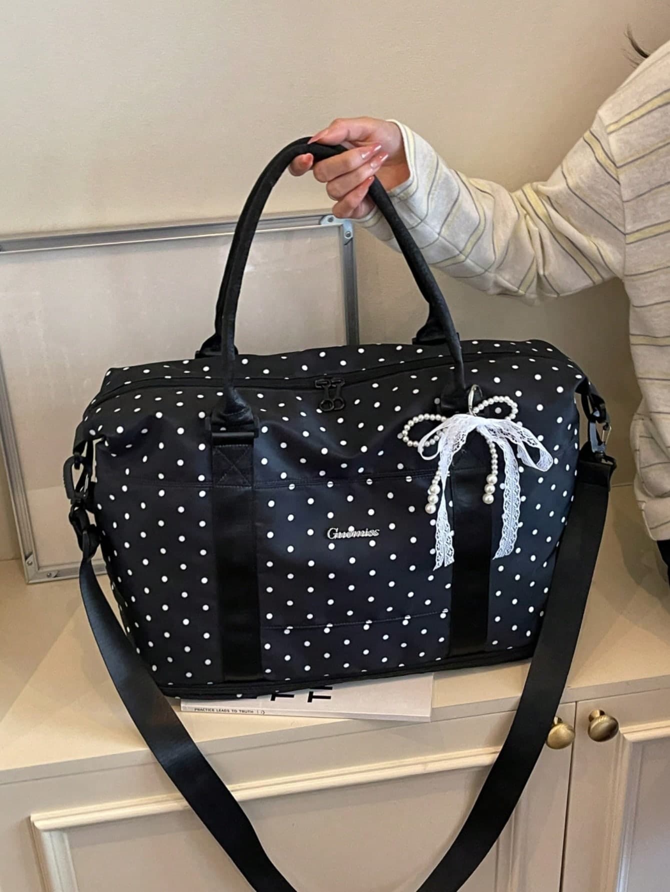 1PC New Minimalist Luggage Bag Fashion Versatile Casual Sports Fitness Bag Polka Dot Design Short Trip Travel Large Capacity Waterproof Exquisite Bag For College Students Maternity Bag Travel Bag With Trolley Sleeve Lightweight Foldable With Charm