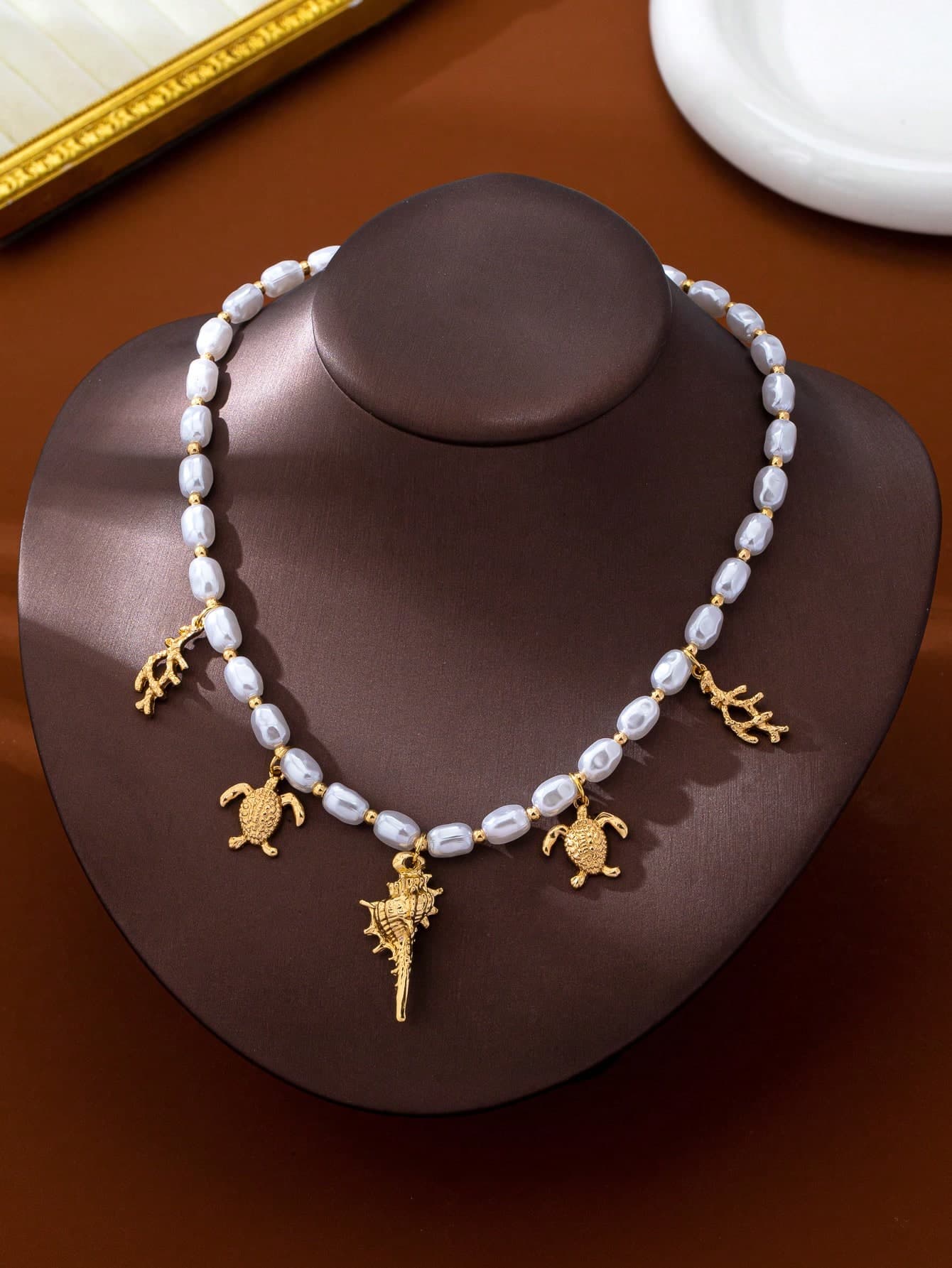 1pc European And American Fashion Elegant Versatile Exquisite Geometric Asymmetrical Faux Pearl Marine Creature Pendant Necklace, Suitable For Women's Daily Commute, Banquet, Party, Gift