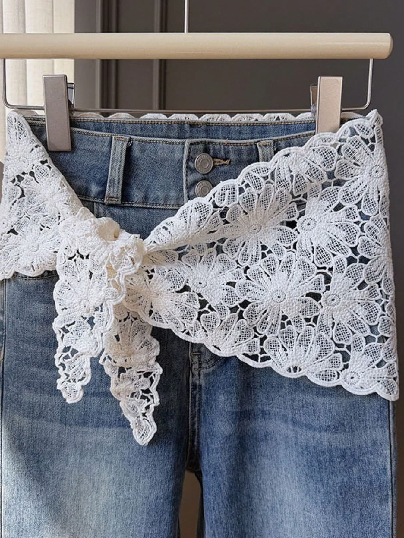 1pc White Lace Triangular Scarf Women's High-End Shawl Summer New Item Fart Curtain Versatile Waist Accessories Paired With Skirt Jeans Suitable
