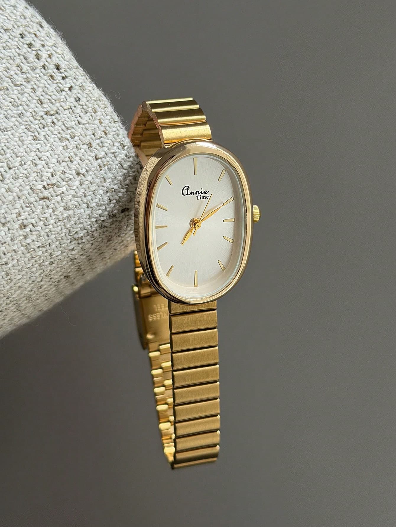 This Gold/Silver Square Bamboo Quartz Watch Is Suitable For Daily Wear, And Also Makes A Perfect Gift For Birthdays And Christmas.