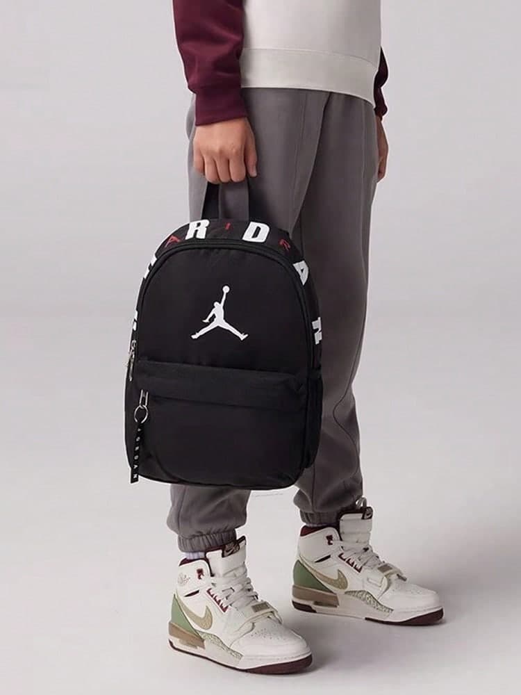 Nike Jordan Backpack/Backpack, Small Size, Black, Featuring A Classic Large Logo And Minimalist Casual Design. Made Of Polyester Fiber, It's Perfect For Casual Outings.