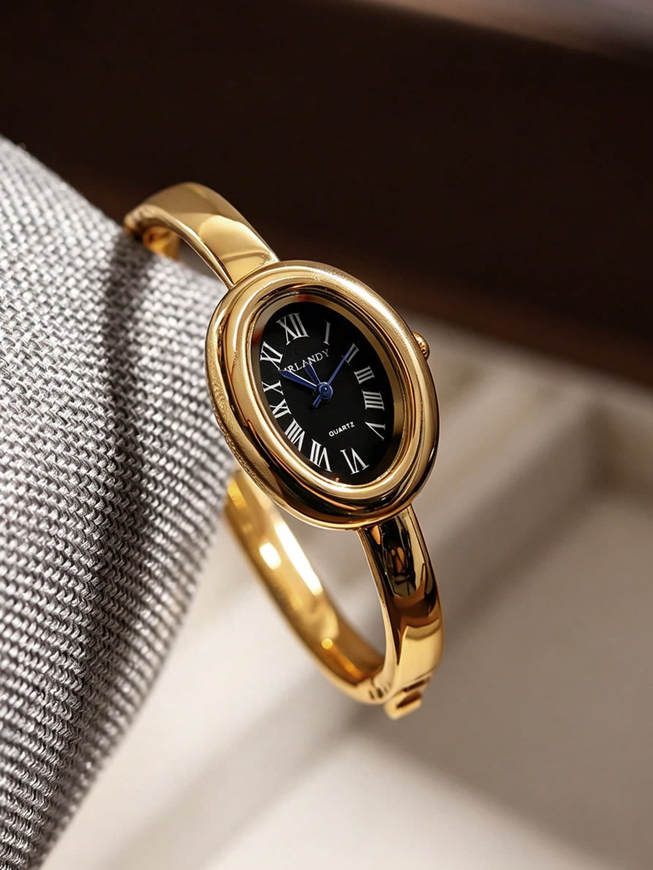 1pc Women's Bracelet Watch, Oval Roman Numeral Small Dial, Non-Adjustable Strap, Vintage British Style, Niche Luxury Fashion Quartz Watch, Suitable For Festivals, Parties, Weddings, Back To School Season And Other Occasions, Perfect Gift For Women