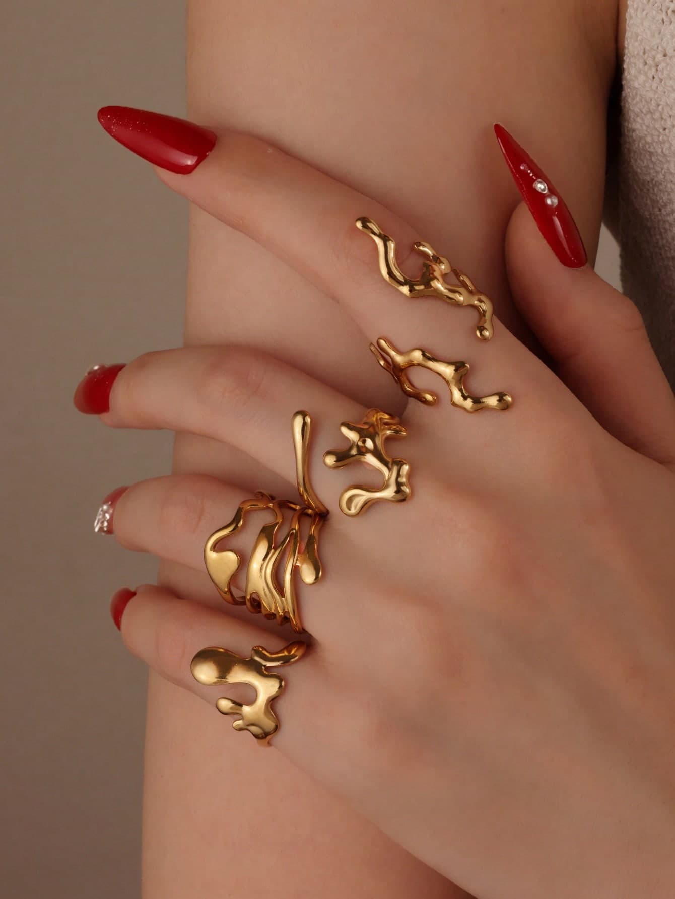 GEREIT 4pcs Summer Fashion 18K Gold Plated Stainless Steel Asymmetrical Hollow Open Gold Rings Set, Suitable For Women's Daily Wear And Dating