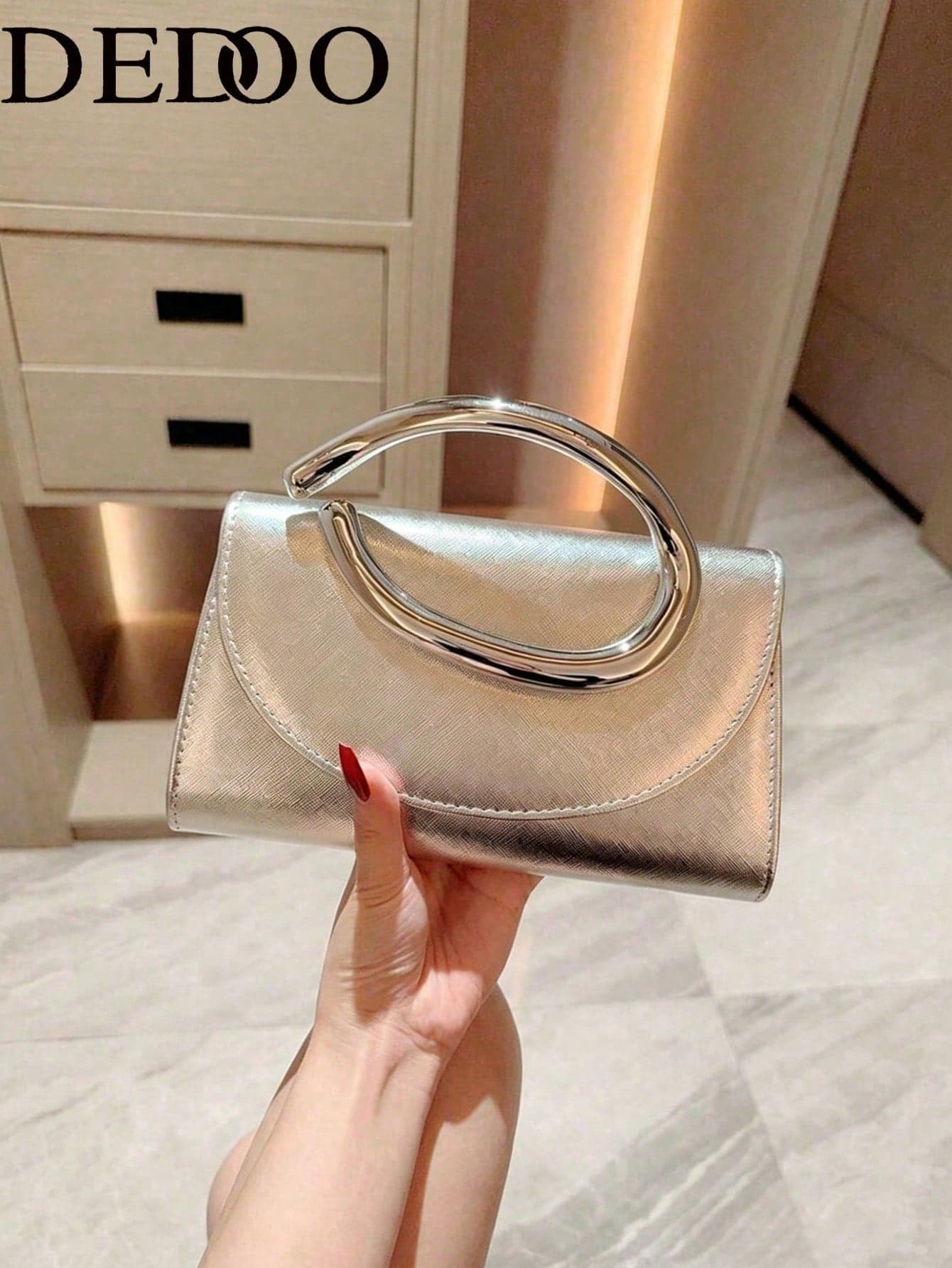 Dedoo 1pc Fashion Metal Decor Mini Hard Clutch Bag, Decorated With Exquisite Shiny Metal Strips, High-Quality Texture, Suitable For Evening Gown, Party, Wedding, Graduation Ball Occasions, Comes With Metal Chain