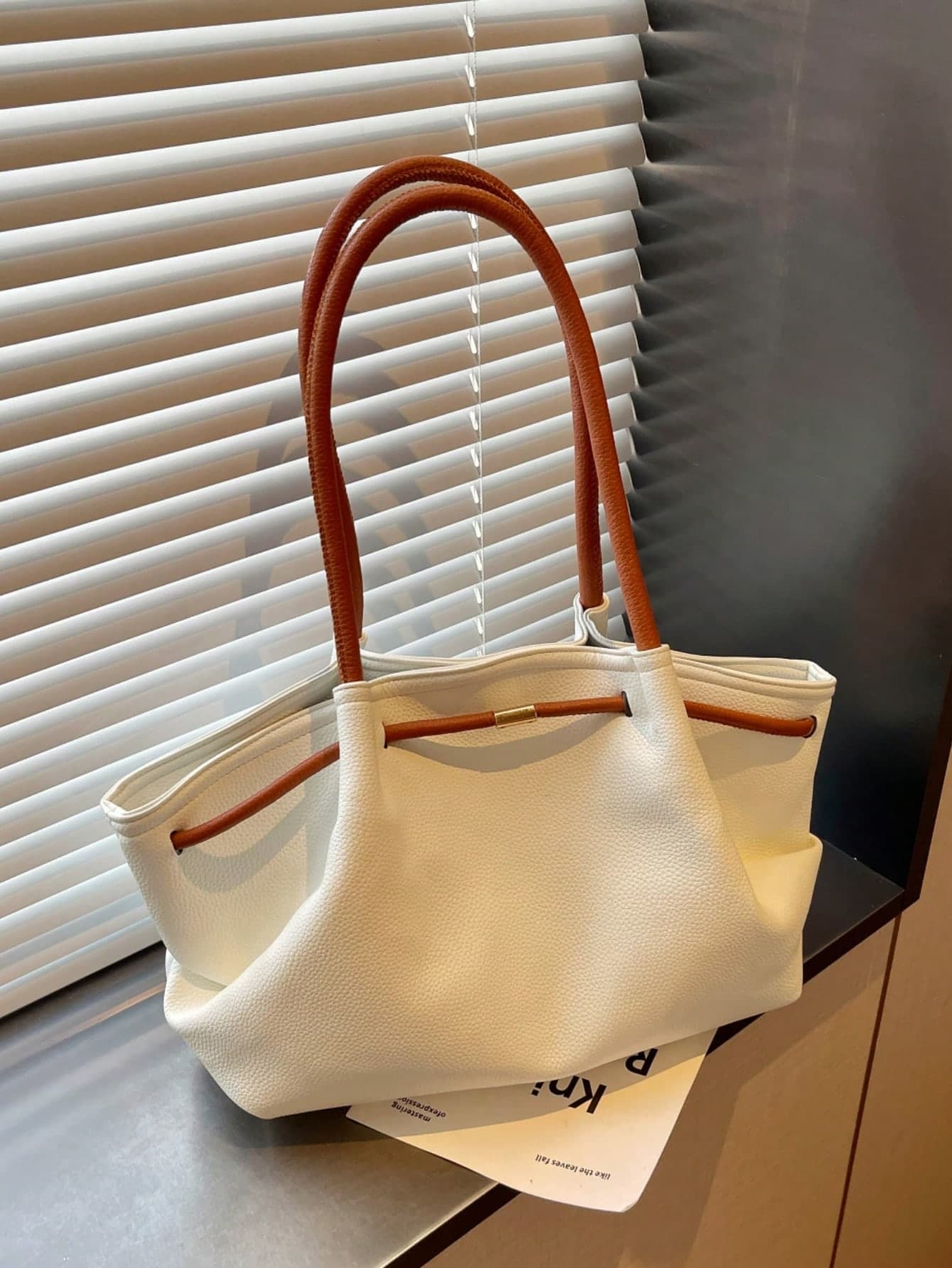 1PC Design Fashion New Women's Large Capacity Shoulder Underarm Bag, Fan-Shaped Bucket Bag, Solid Color PU Lacquer Glossy Finish, Buckle Hardware Belt Decoration, Minimalist Daily Versatile, Suitable For Daily Outings, Shopping, Dating, Commuting And Other Elegant Occasions