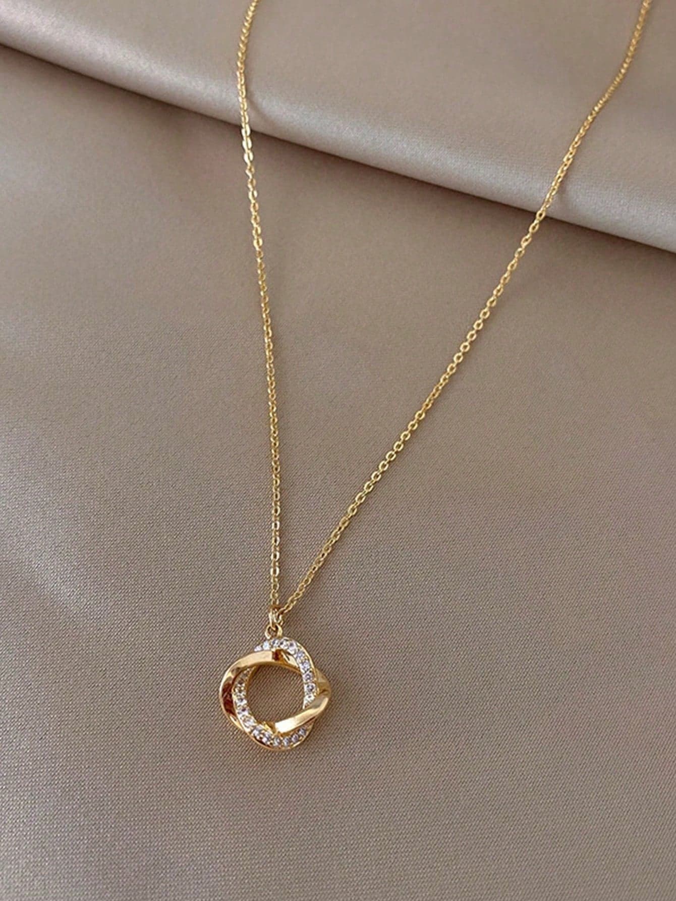 1pc Hollow Circle Geometric CZ Choker Necklace–Sparkling Rhinestone Collarbone Chain,Daily/Gift/Party,Statement Summer Holiday Jewellery(Random Style)
