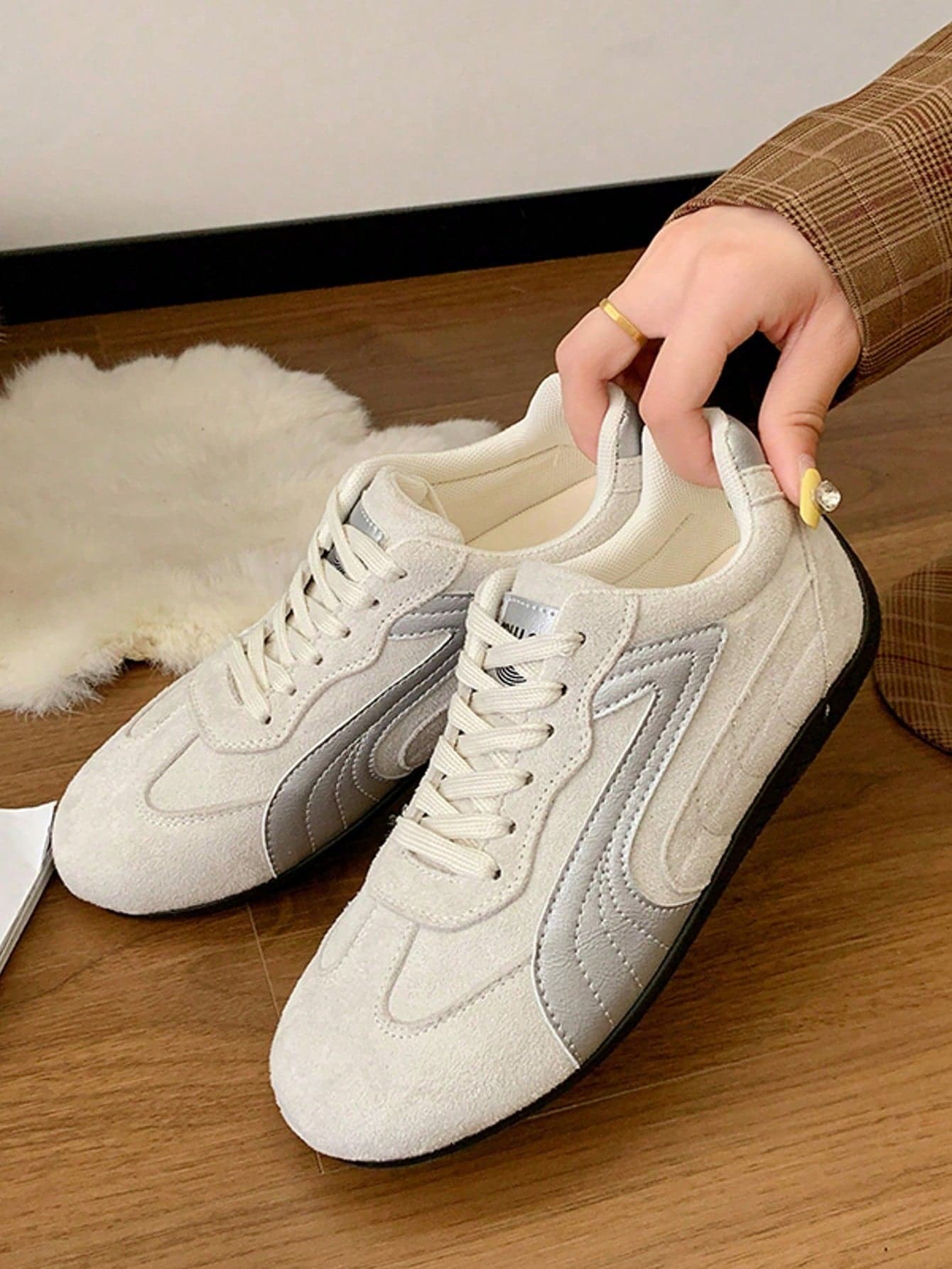 Women's Comfortable Lightweight Beige Flat Non-Slip Outdoor Sports Casual Student Running Sneakers