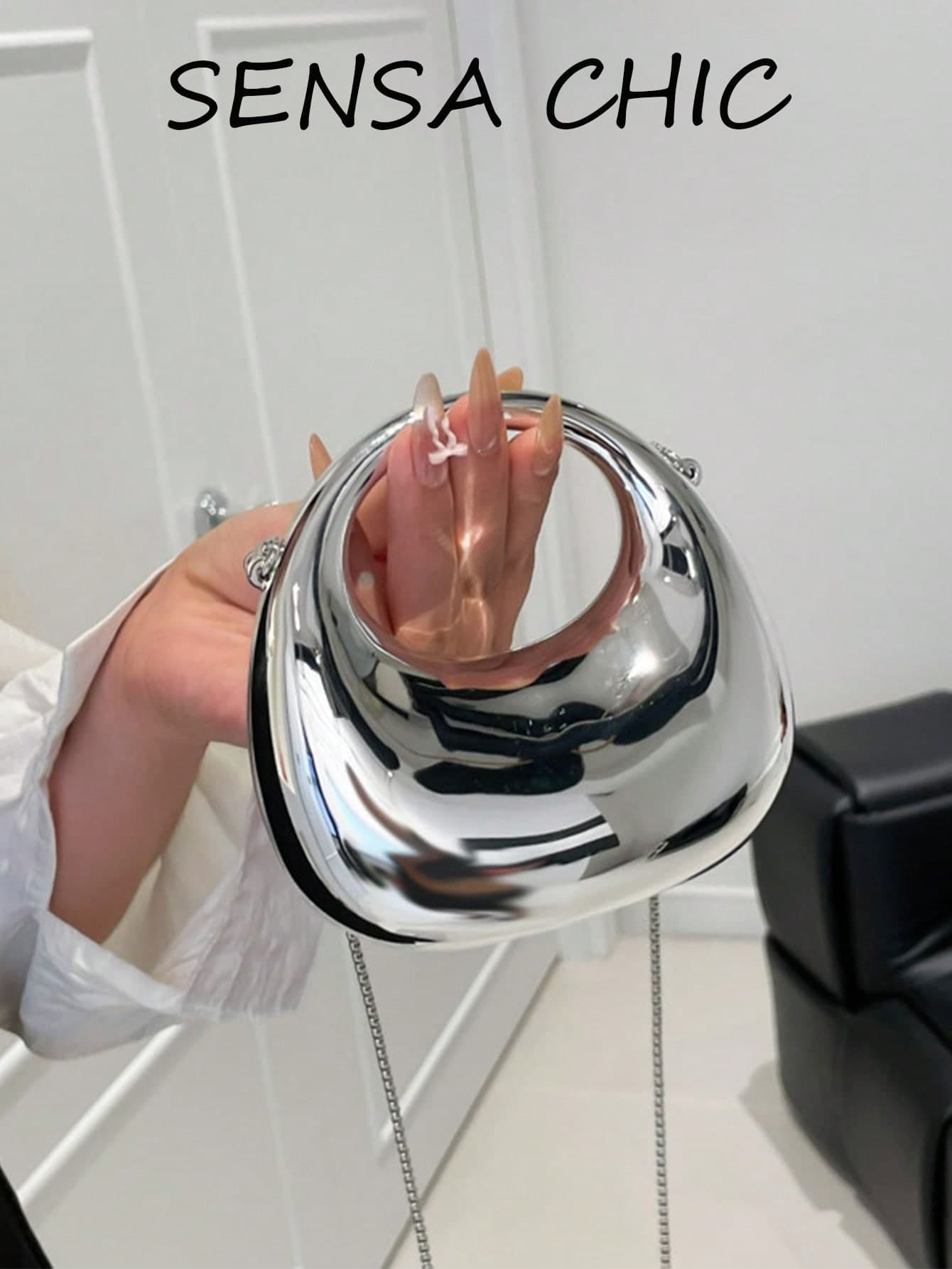 Fashionable Modern Handbag Made Of Polished Metallic Gold Material, Featuring A Unique Circular Handle Design. The Sleek Futuristic Silhouette Combines Sophistication And Versatility, Making It An Ideal Choice For Pairing With Evening Gowns Or Minimalist Outfits, Adding A Touch Of Refined Modernity.