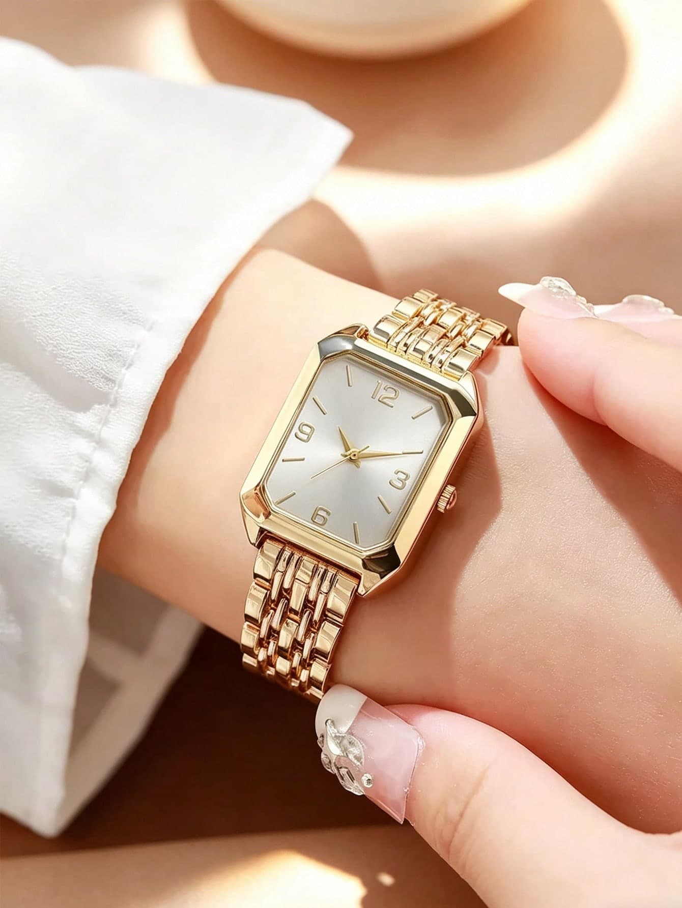 1pc Women's Vintage Square Quartz Watch, Silver Dial With Numeric Markings, Paired With Gold Stainless Steel Strap, Minimalist Elegant Style, Petite And Refined, Ideal Gift For Girlfriend, Best Friend, Graduation, Suitable For Commuting And Dates, Effortlessly Cultivates An Intellectual And Gentle Aura.